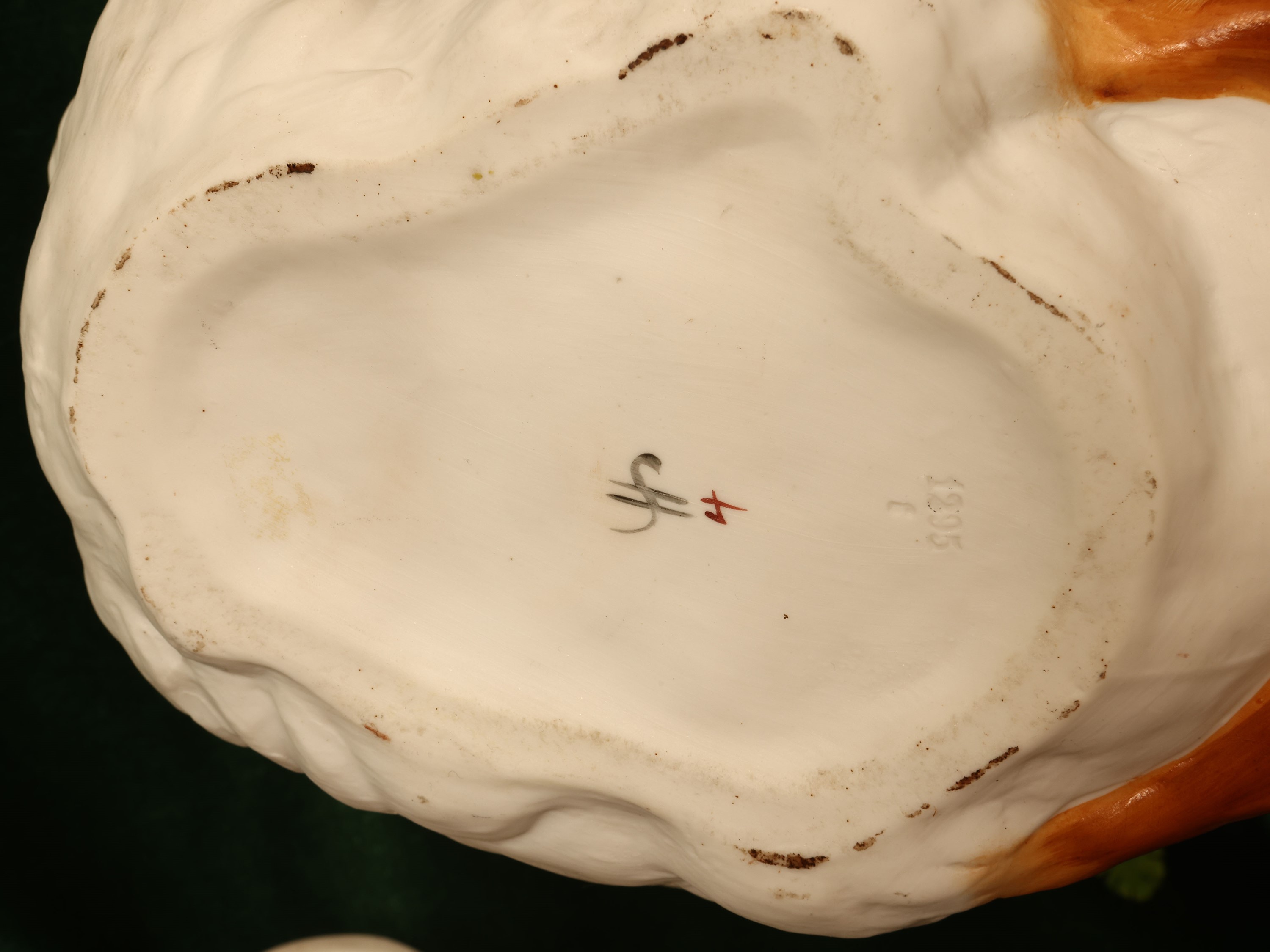Tre vasi da fiori in porcellana e biscuit