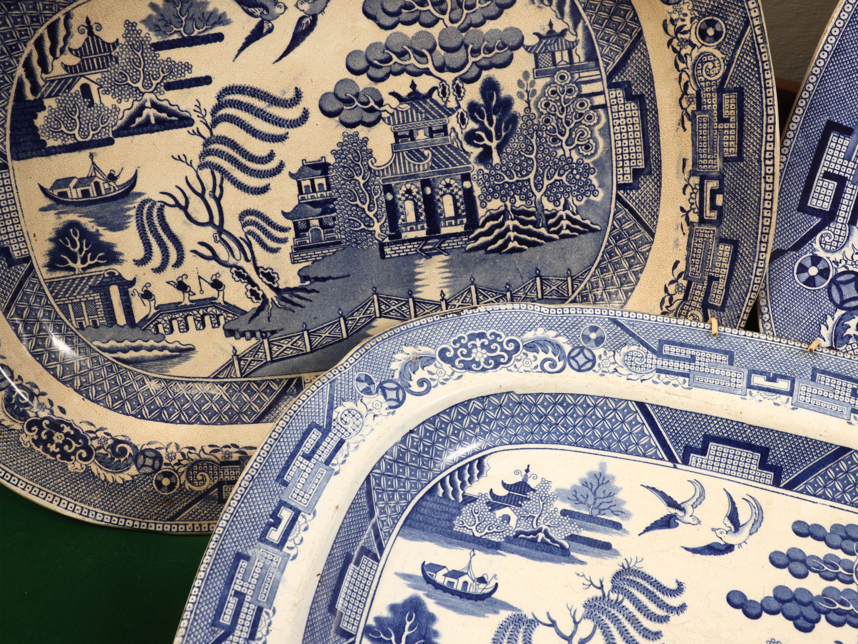 Vassoi in terraglia inglese decorati in monocromia blu, fine XIX/inizio XX secolo