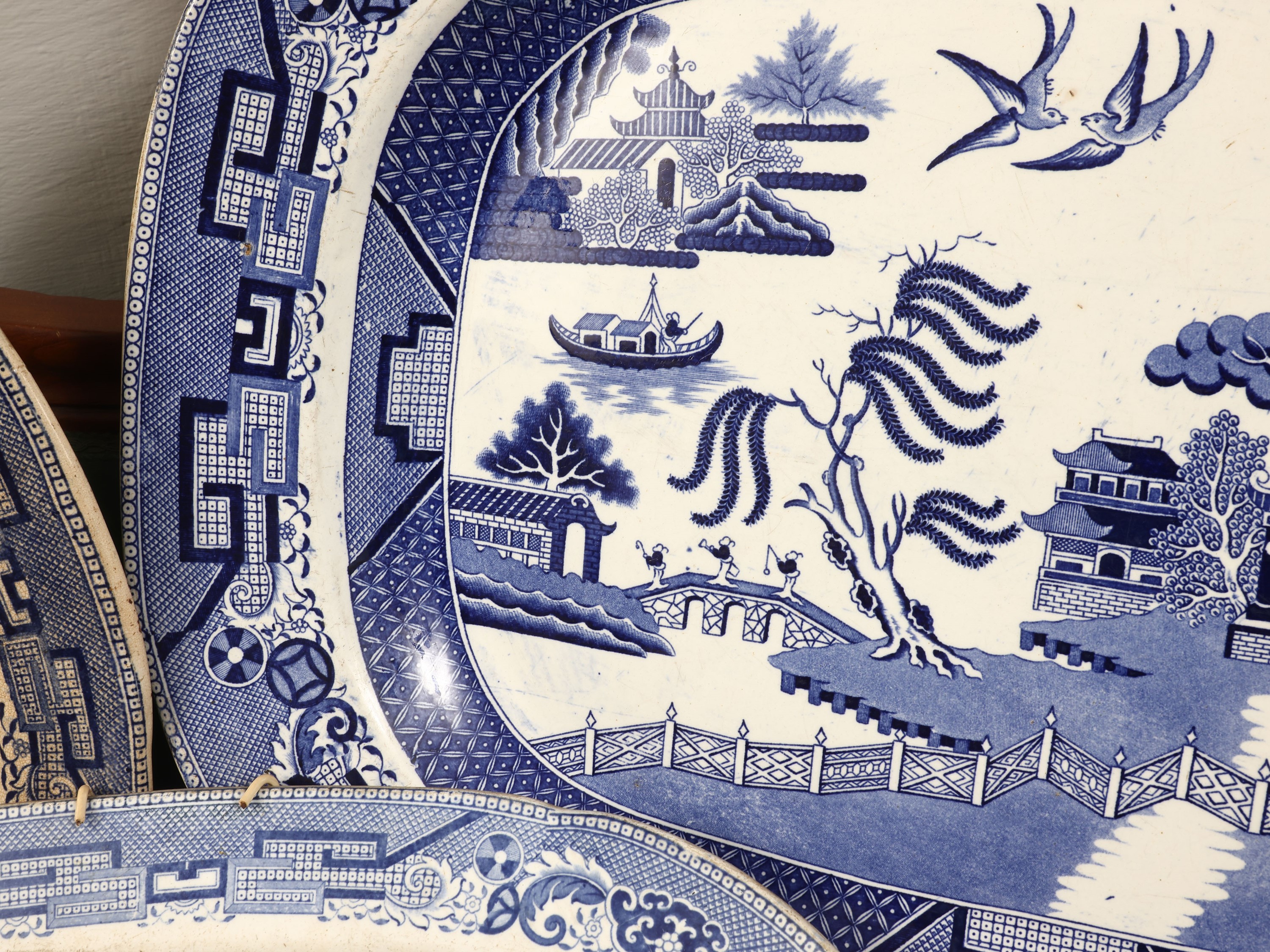 Vassoi in terraglia inglese decorati in monocromia blu, fine XIX/inizio XX secolo