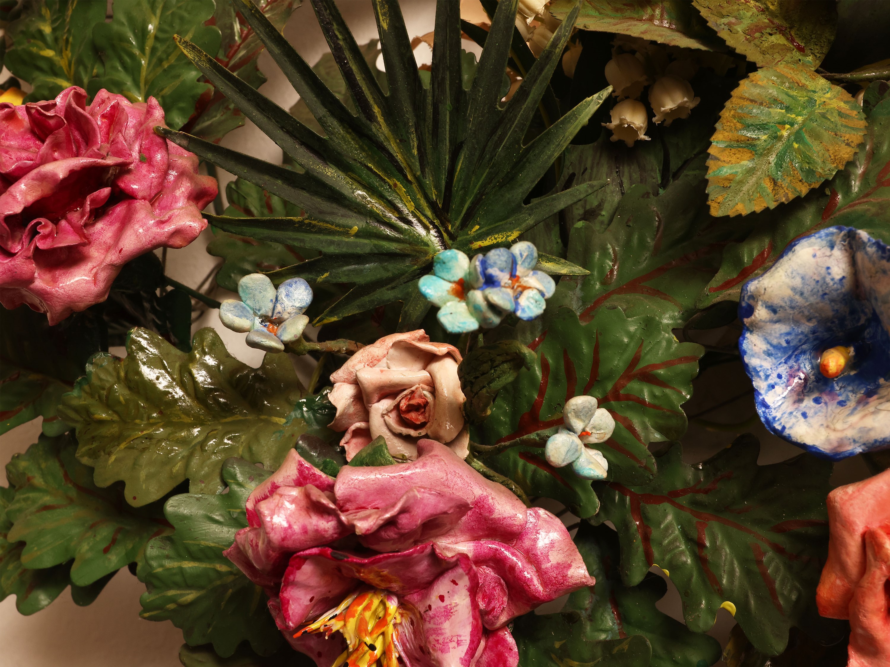 Grande ghirlanda decorativa in tole dipinta a fiori policromi