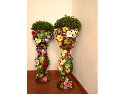 Coppia di colonne portavasi in ceramica policroma, decorate con motivi floreali in rilievo