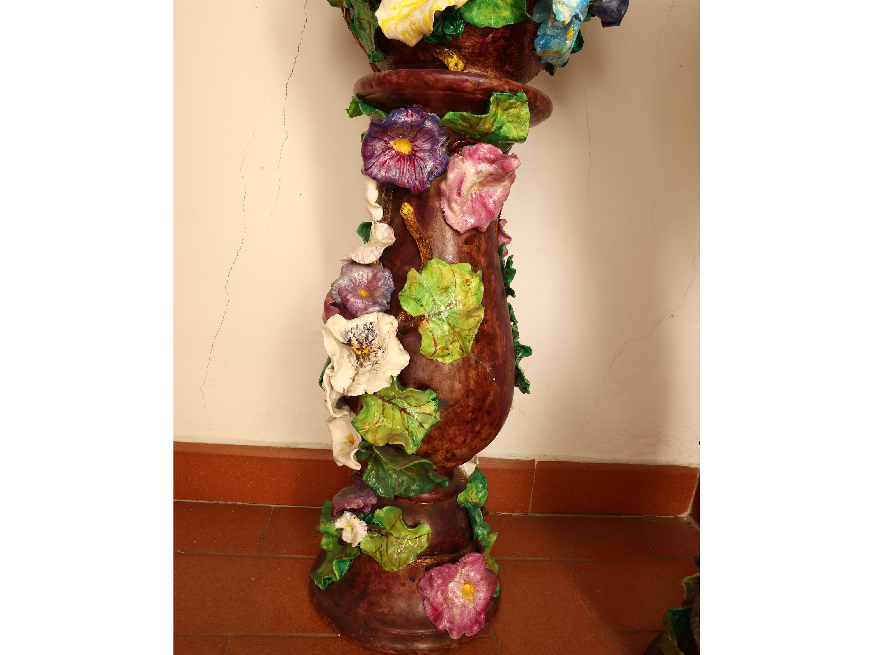 Coppia di colonne portavasi in ceramica policroma, decorate con motivi floreali in rilievo