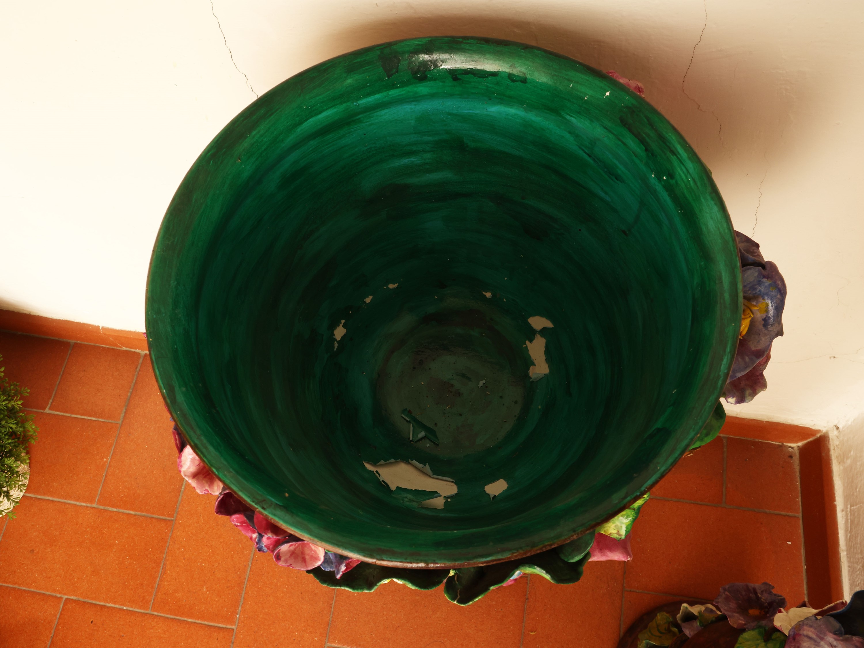 Coppia di colonne portavasi in ceramica policroma, decorate con motivi floreali in rilievo