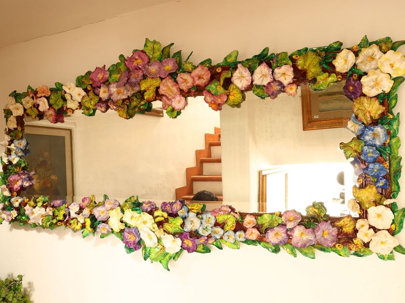 Grande specchiera con cornice in cartapesta policroma