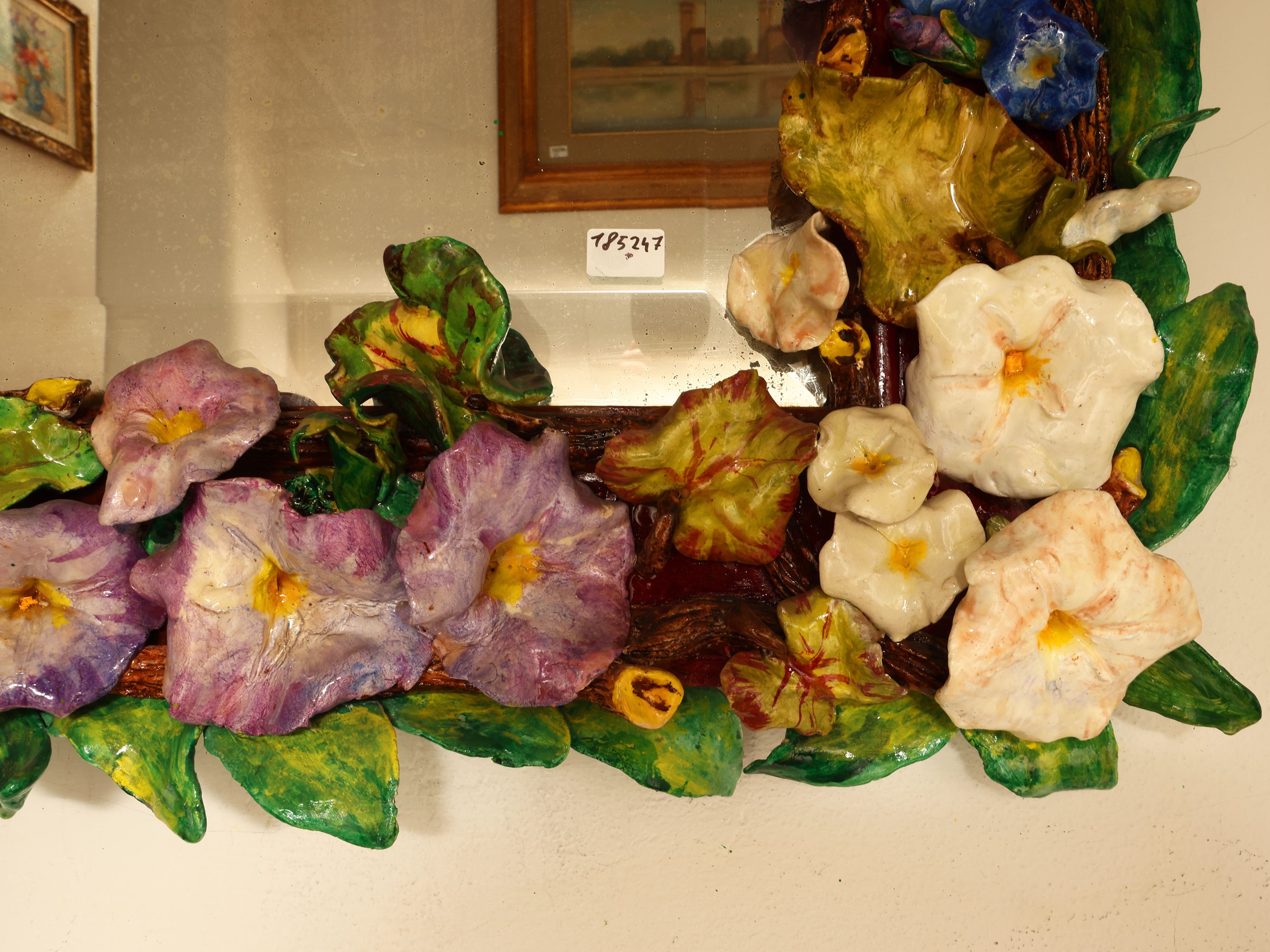 Grande specchiera con cornice in cartapesta policroma