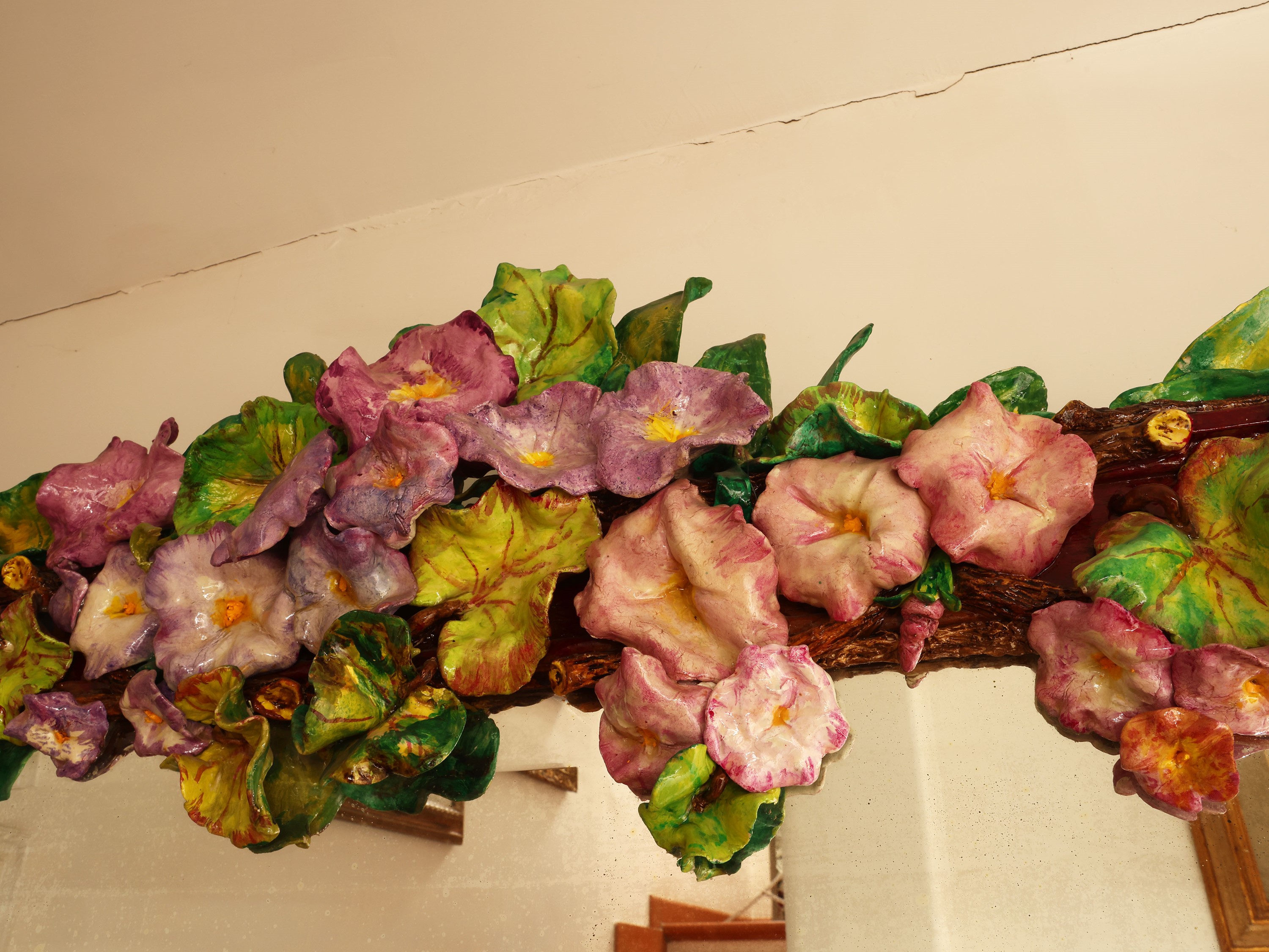 Grande specchiera con cornice in cartapesta policroma