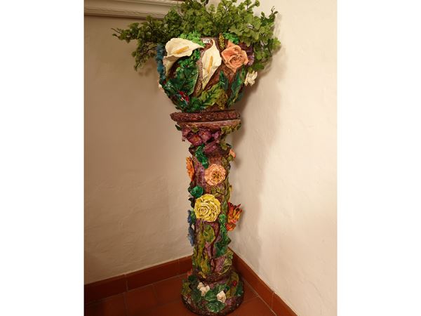 Colonna portavasi in ceramica policroma