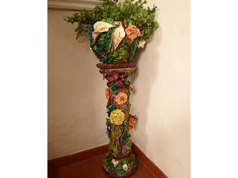 Colonna portavasi in ceramica policroma con vaso en pendant, h cm 25 e cm 85