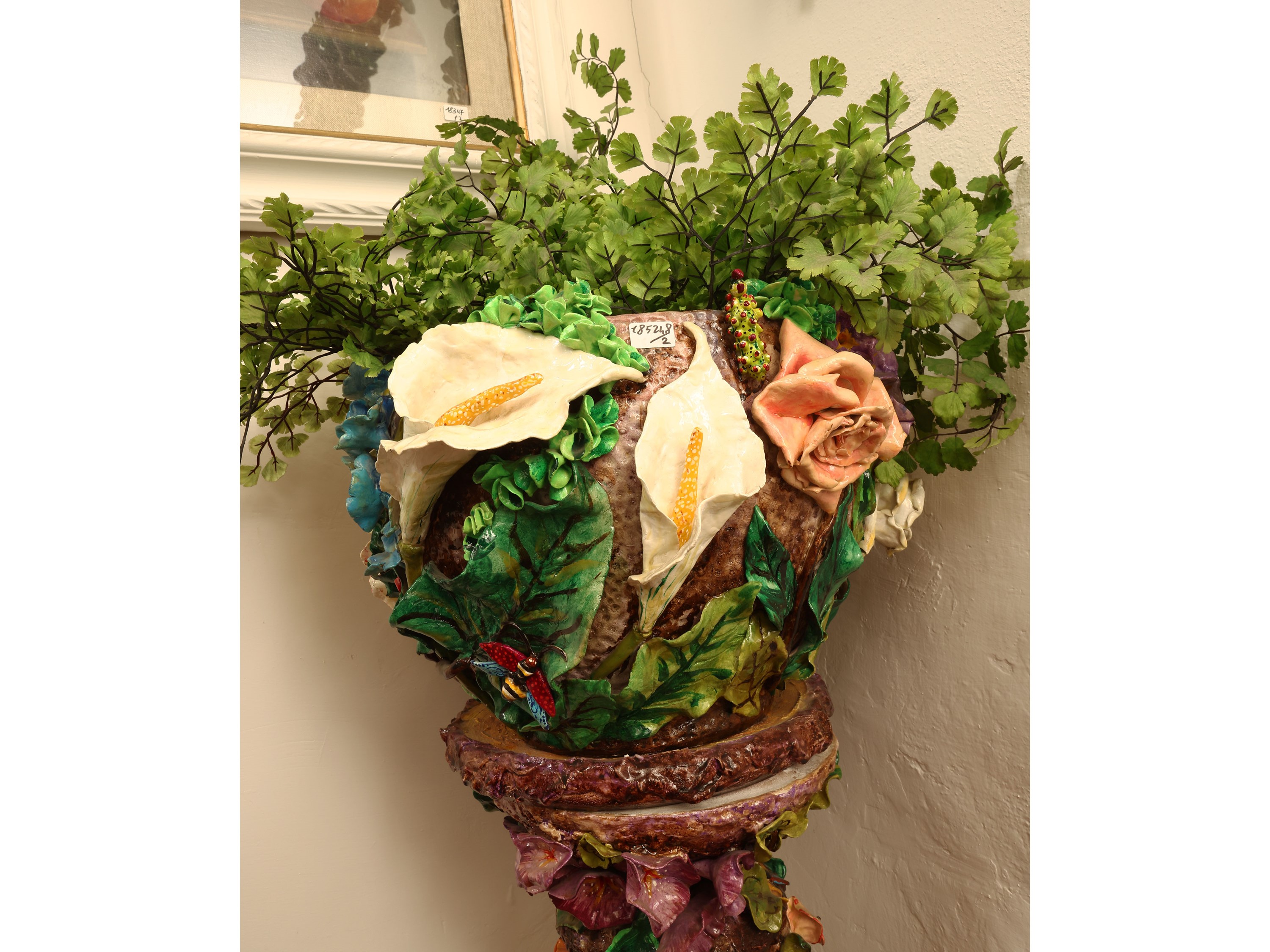 Colonna portavasi in ceramica policroma con vaso en pendant, h cm 25 e cm 85