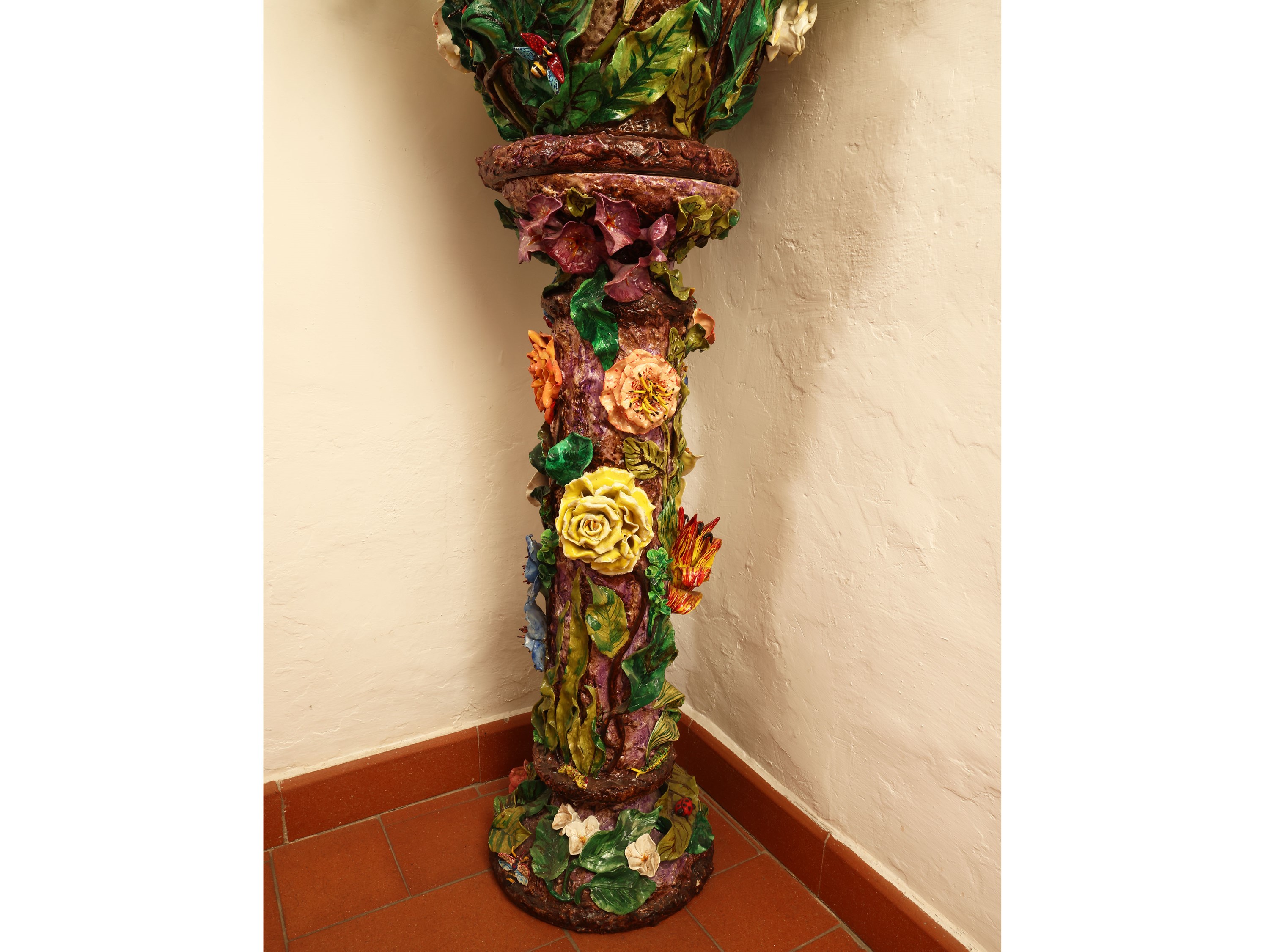 Colonna portavasi in ceramica policroma con vaso en pendant, h cm 25 e cm 85