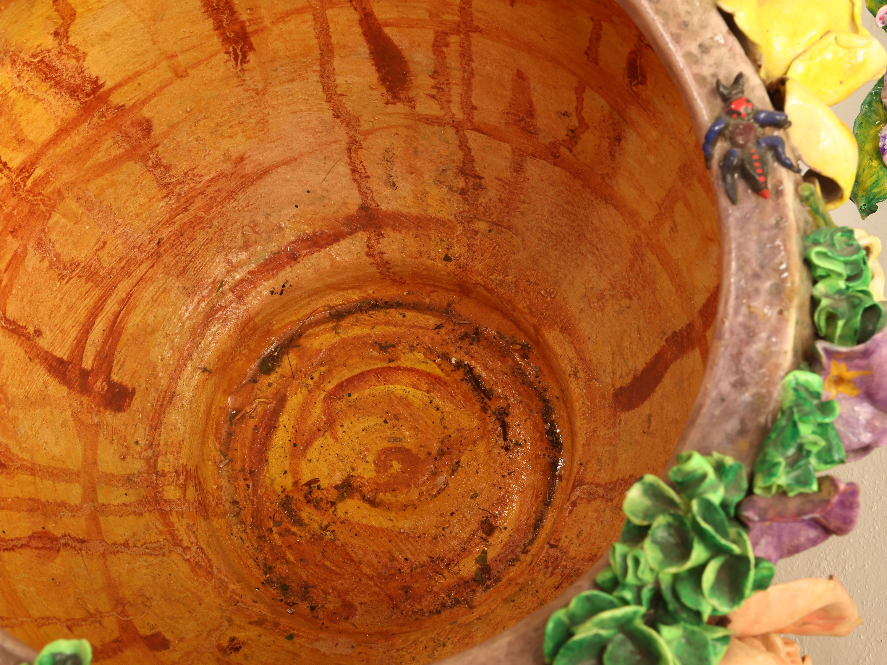 Colonna portavasi in ceramica policroma con vaso en pendant, h cm 25 e cm 85