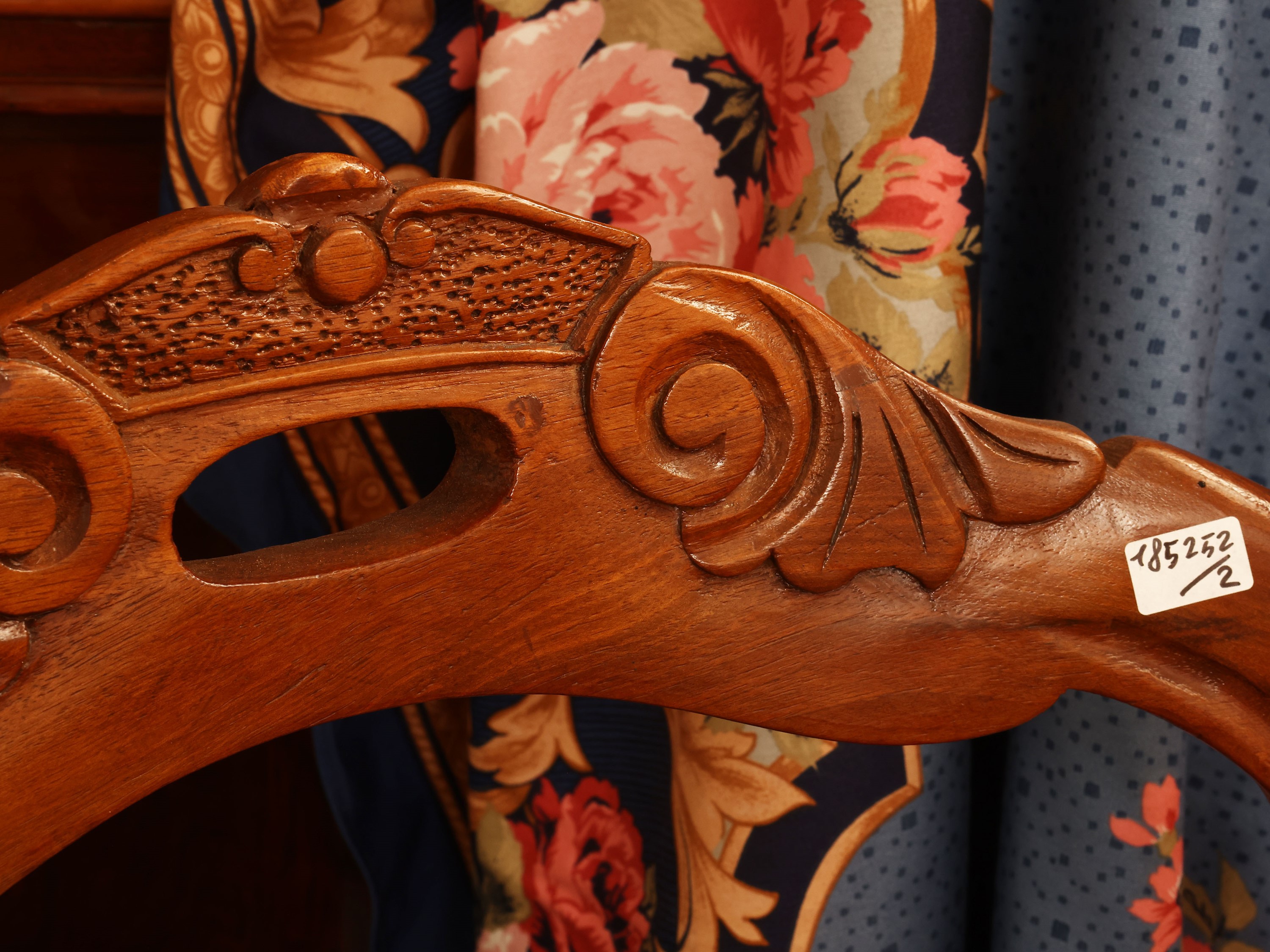 Coppia di sedie in noce