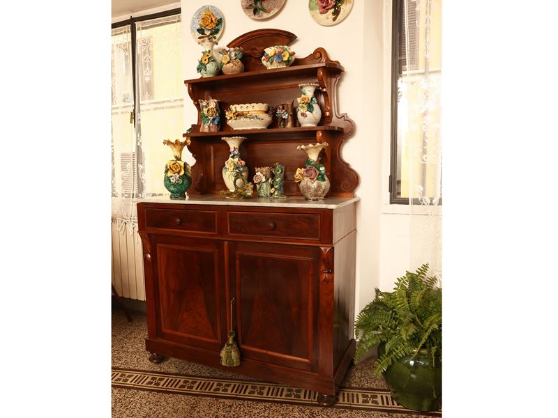 Credenza a due corpi impiallacciata in noce e piuma di noce