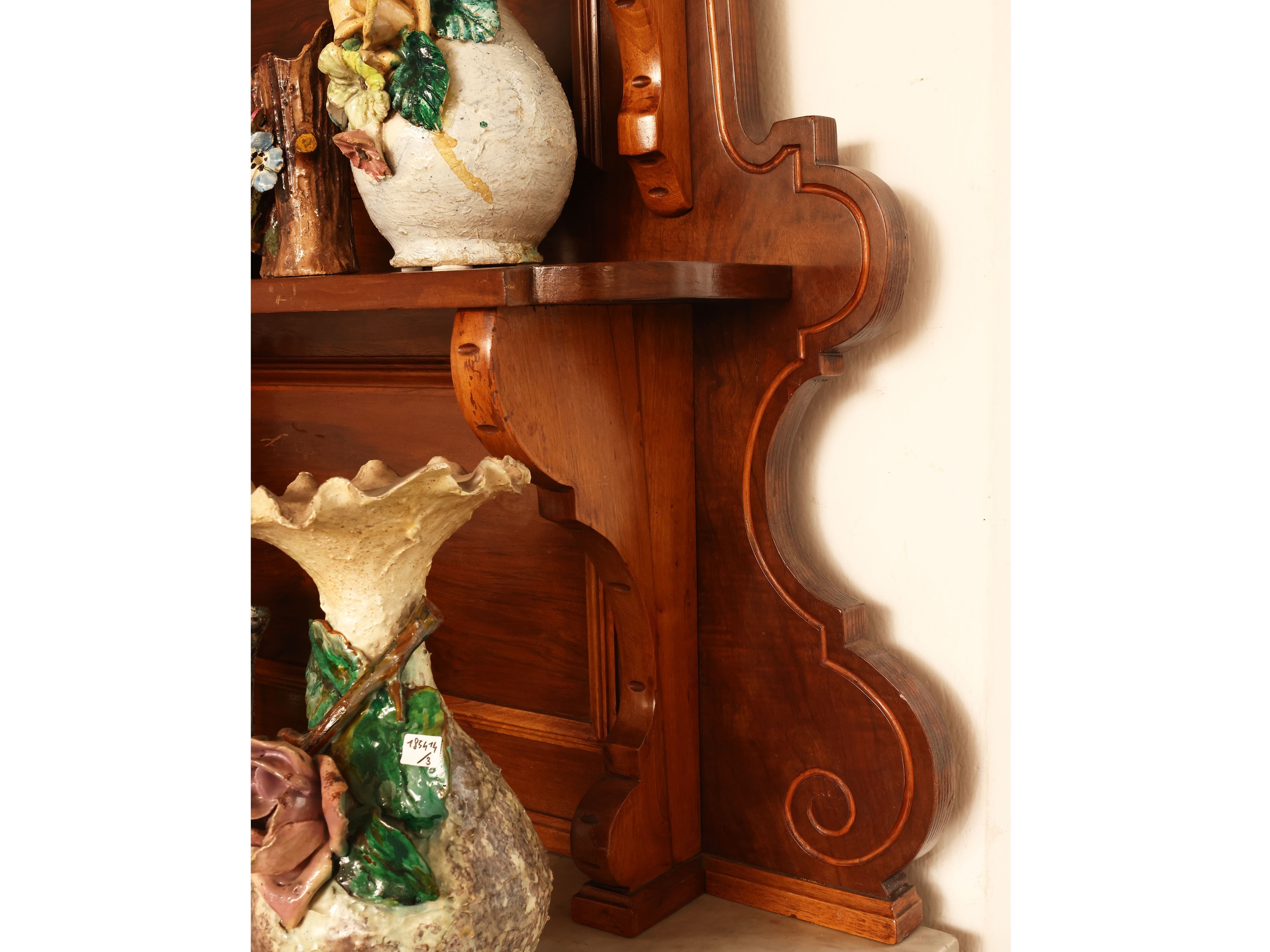 Credenza a due corpi impiallacciata in noce e piuma di noce