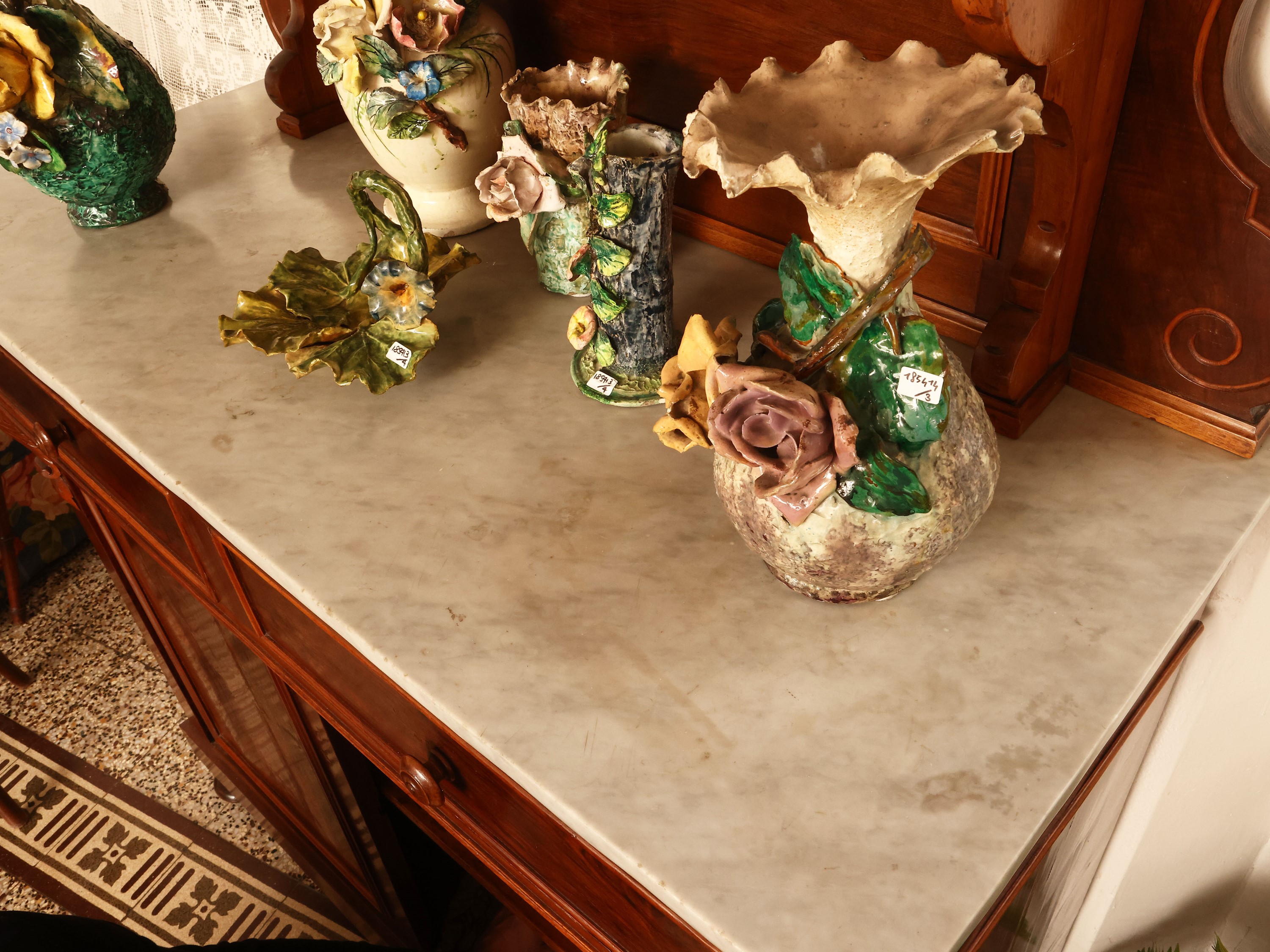 Credenza a due corpi impiallacciata in noce e piuma di noce