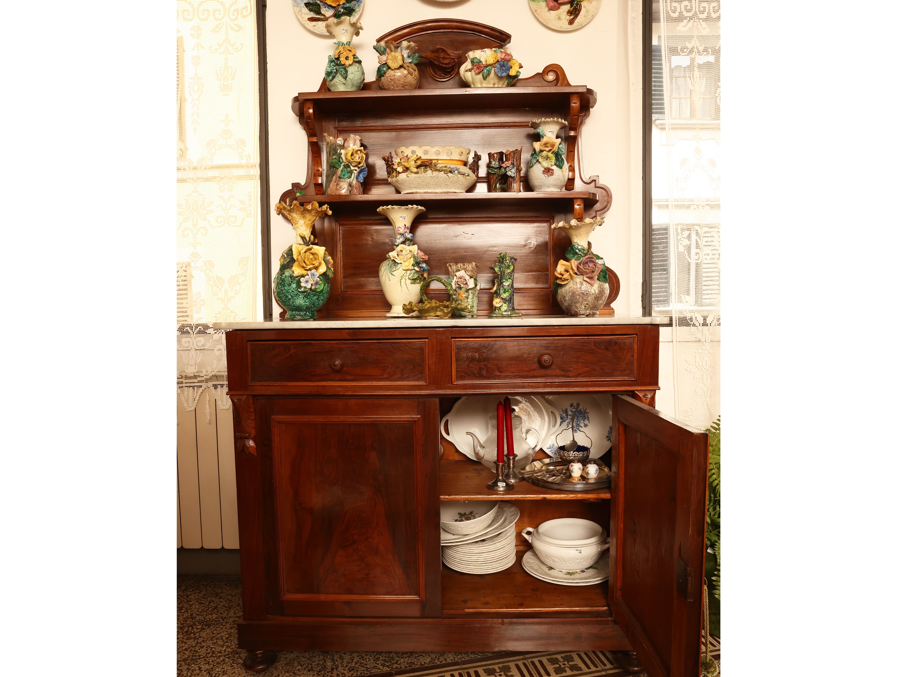 Credenza a due corpi impiallacciata in noce e piuma di noce