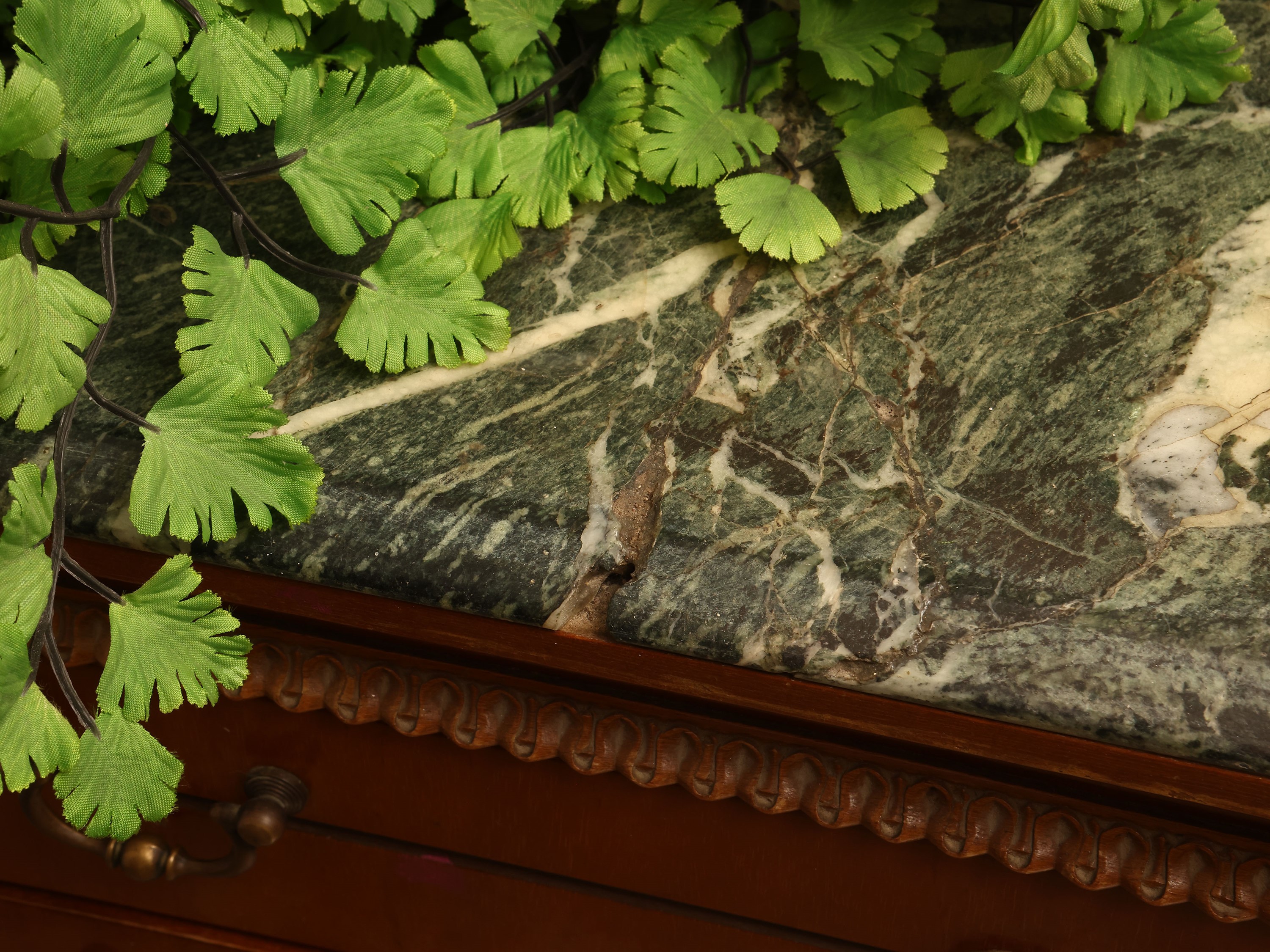 Comodino in satinwood