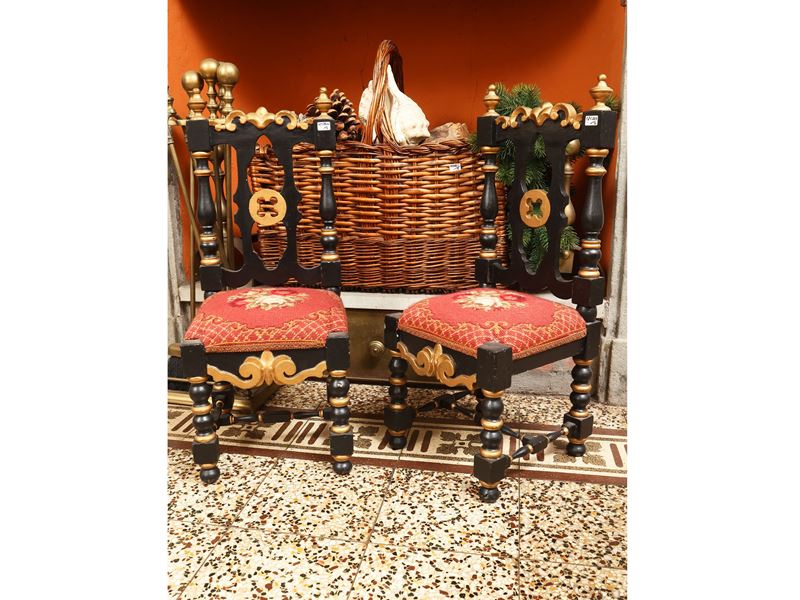 Coppia di sedie da bambino in legno ebanizzato