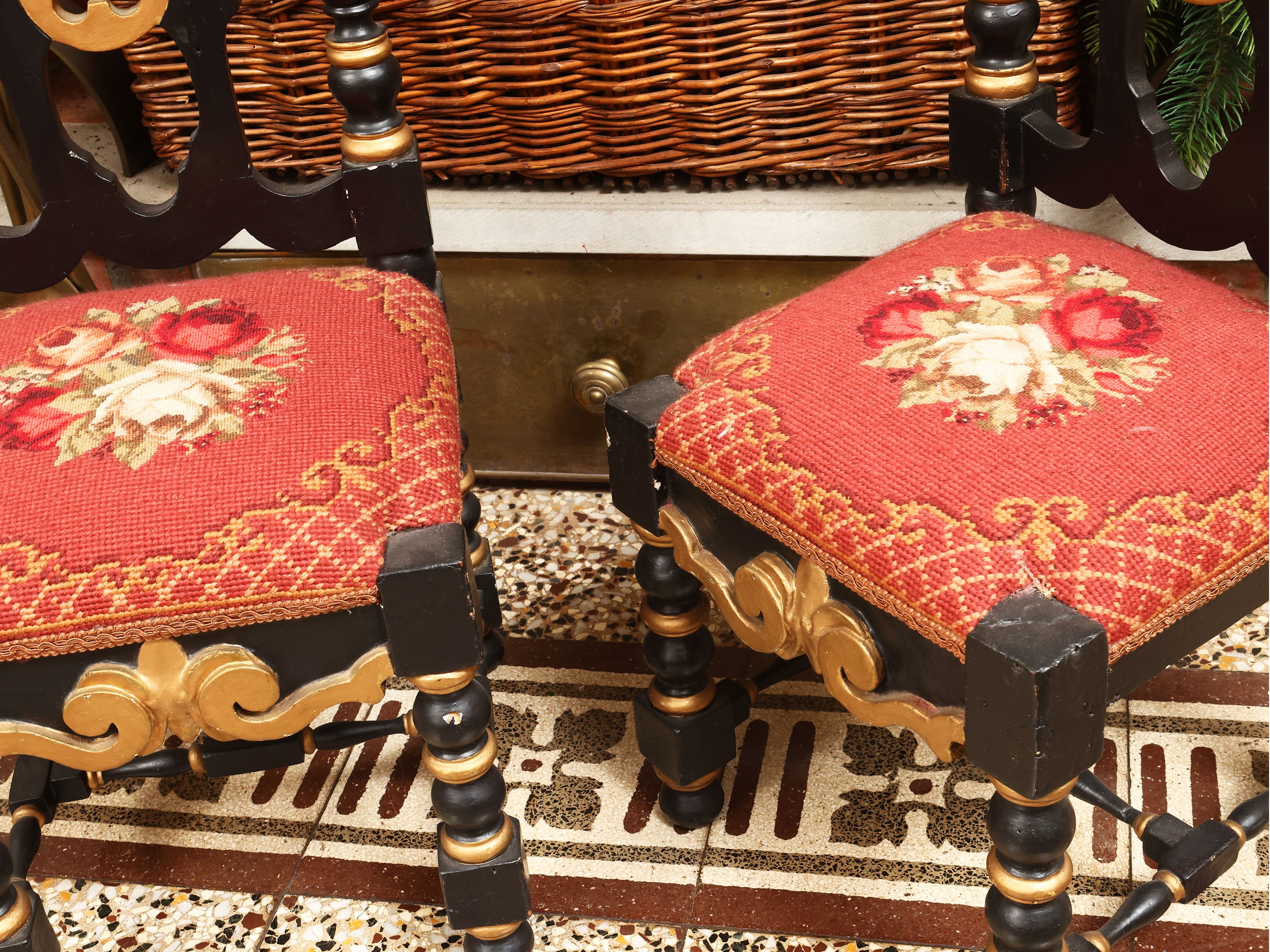 Coppia di sedie da bambino in legno ebanizzato