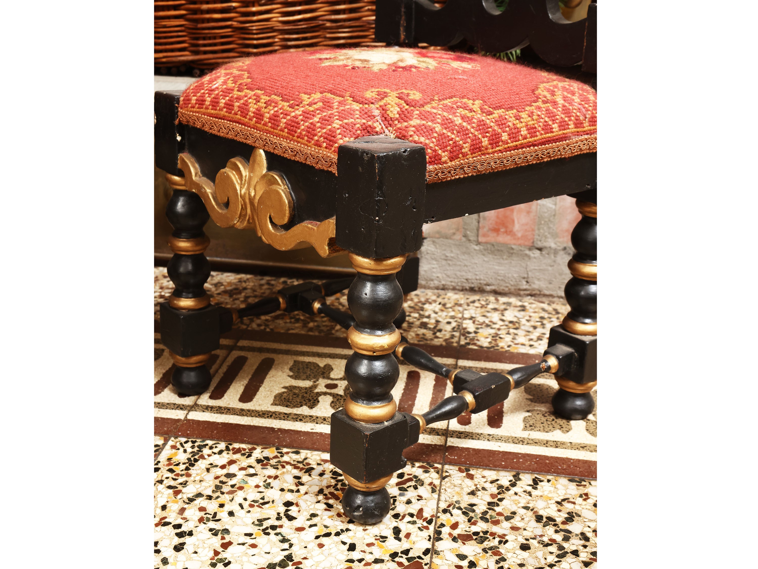 Coppia di sedie da bambino in legno ebanizzato