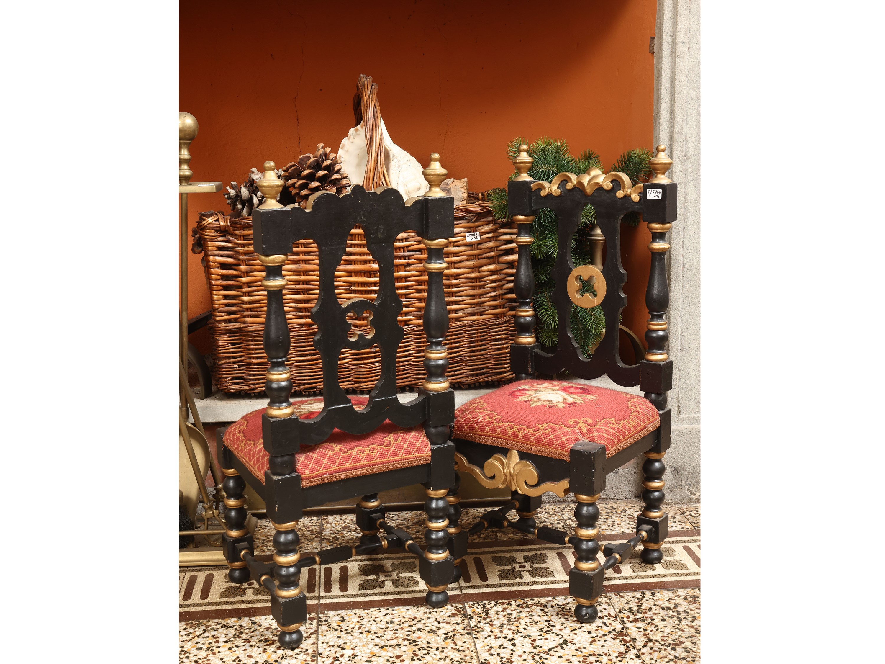 Coppia di sedie da bambino in legno ebanizzato