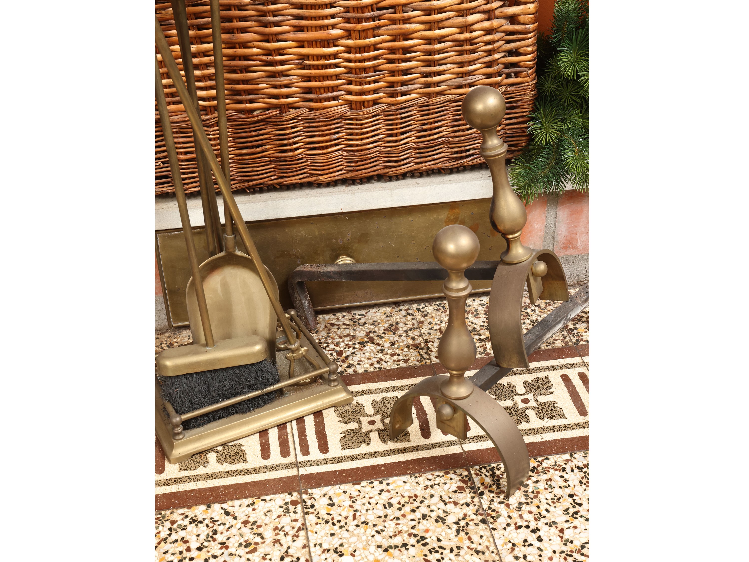 Accessori da camino, coppia di alari in metallo dorato con set di attrezzi decorativi