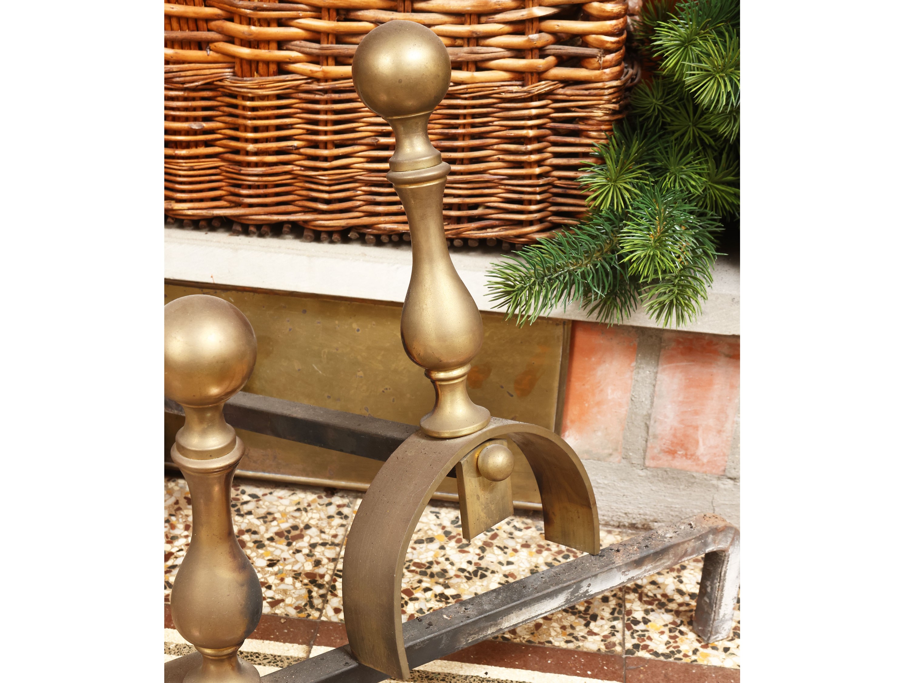 Accessori da camino, coppia di alari in metallo dorato con set di attrezzi decorativi