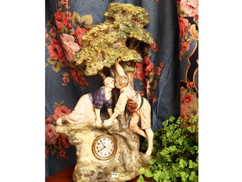 Grande orologio da tavolo in terraglia policroma