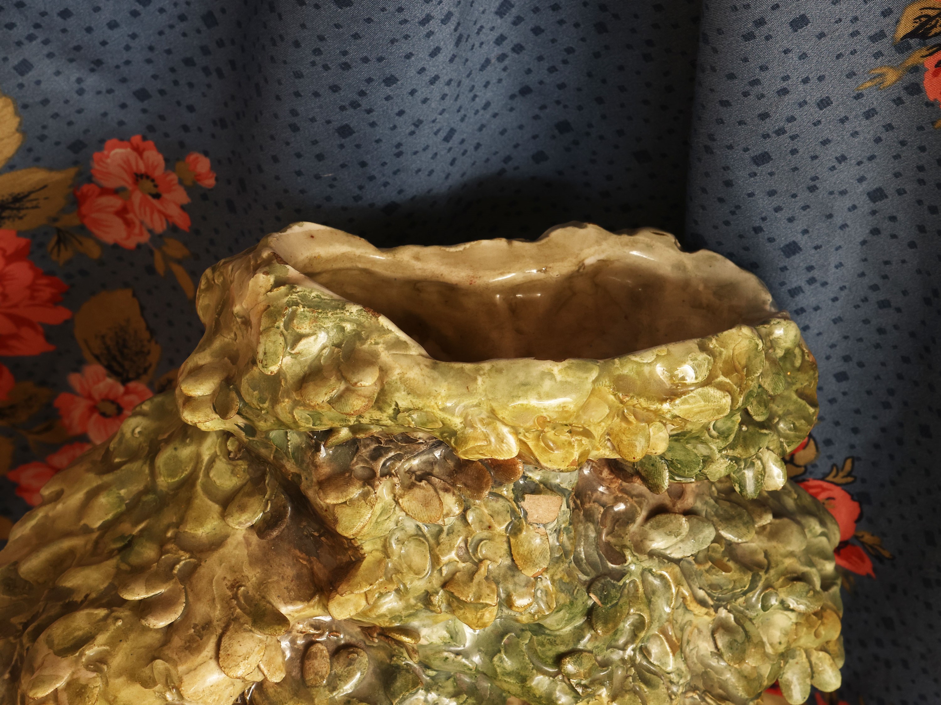 Grande orologio da tavolo in terraglia policroma