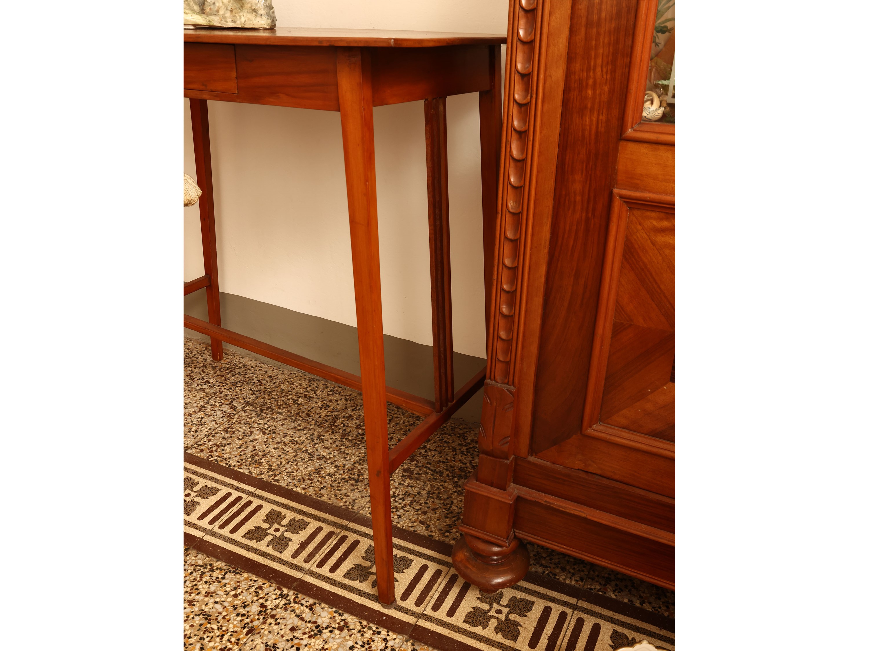 Piccolo scrittoio in legno tenero con cassetto e gambe a spillo