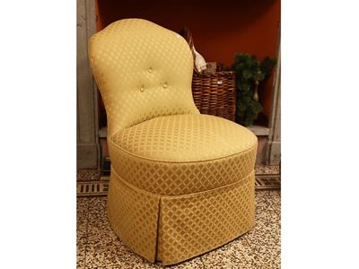 Poltroncina imbottita, rivestita in seta con motivo a quadri nei toni del giallo e poggiapiedi in...