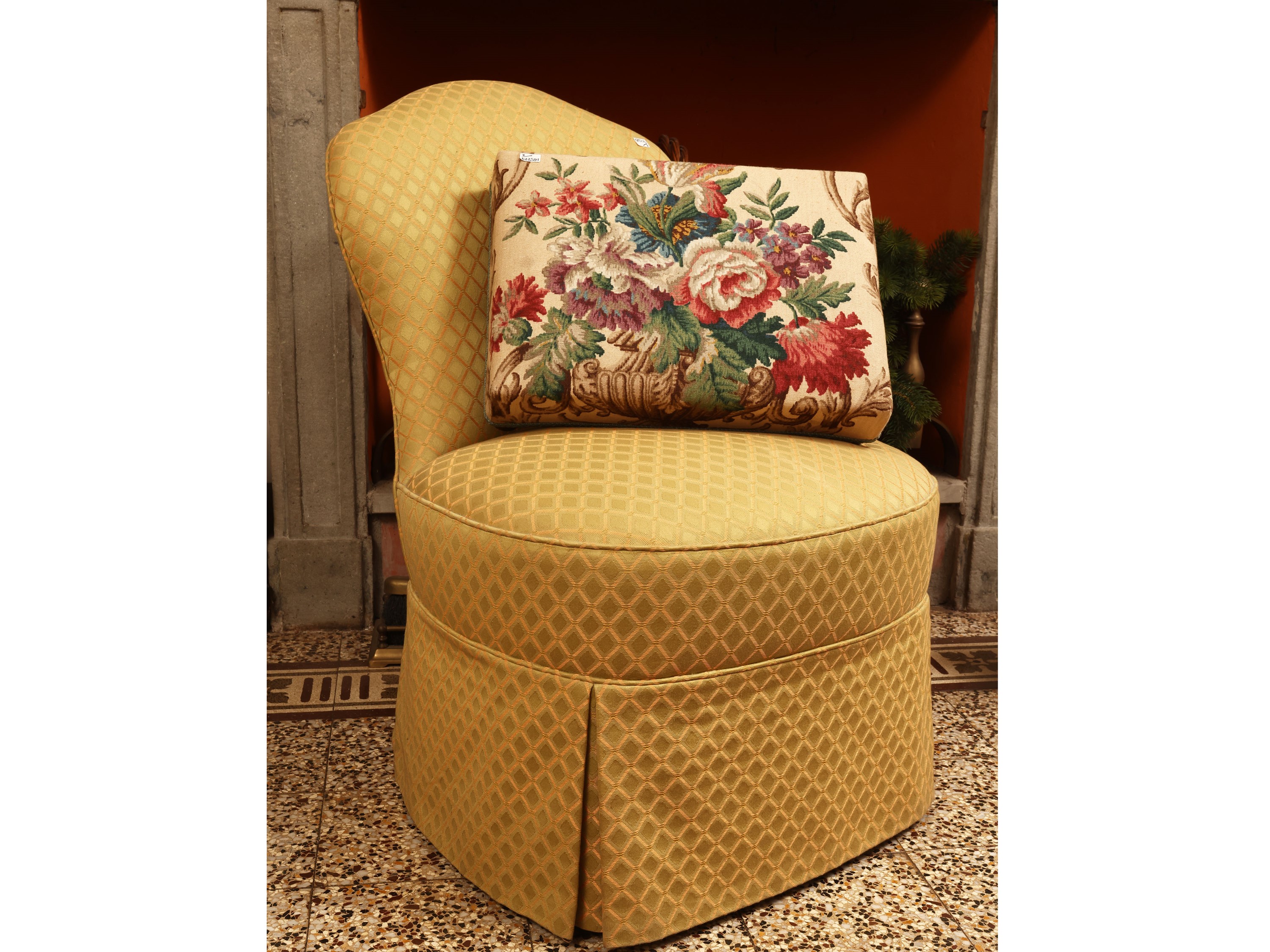Poltroncina imbottita, rivestita in seta con motivo a quadri nei toni del giallo e poggiapiedi in...