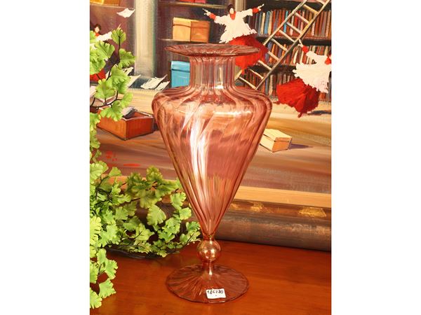 Pink ribbed glass vase  (Murano, first half of the 20th century)  - Auction Florentine extravagances: between fairy tales and collecting - Maison Bibelot - Casa d'Aste Firenze - Milano