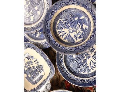 Accessori in terraglia decorata, assortimento di 9 pezzi in monocromia blu