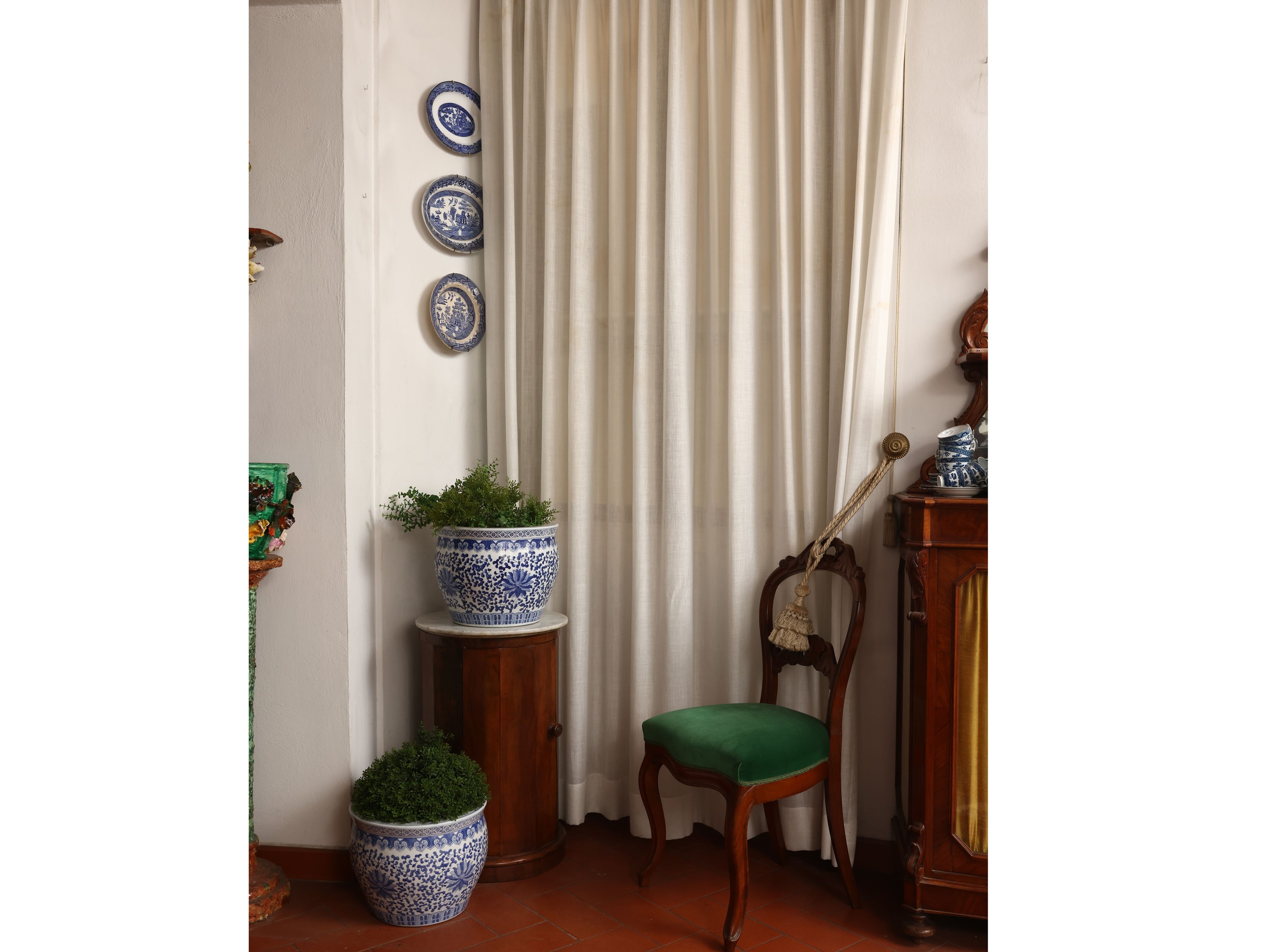 Serie di quattro tende in tessuto bianco con embrasse
