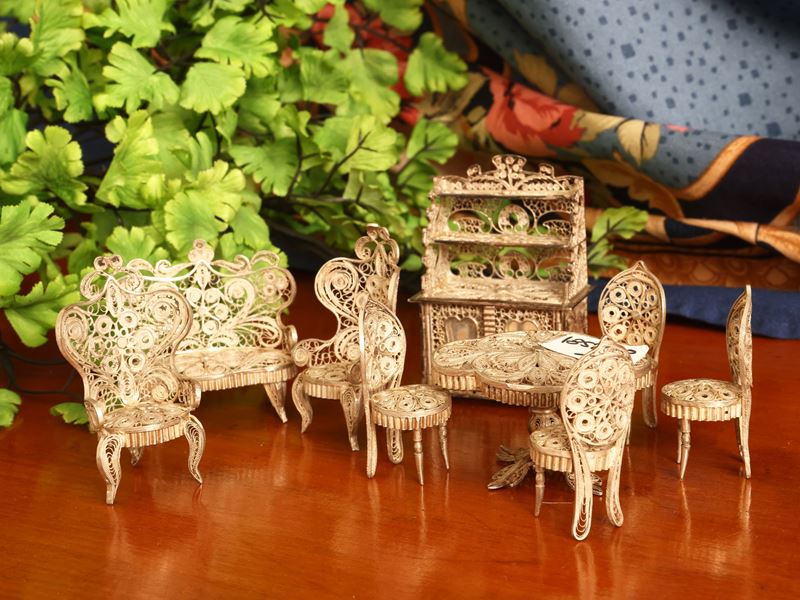 Salotto in miniatura in filigrana d'argento
