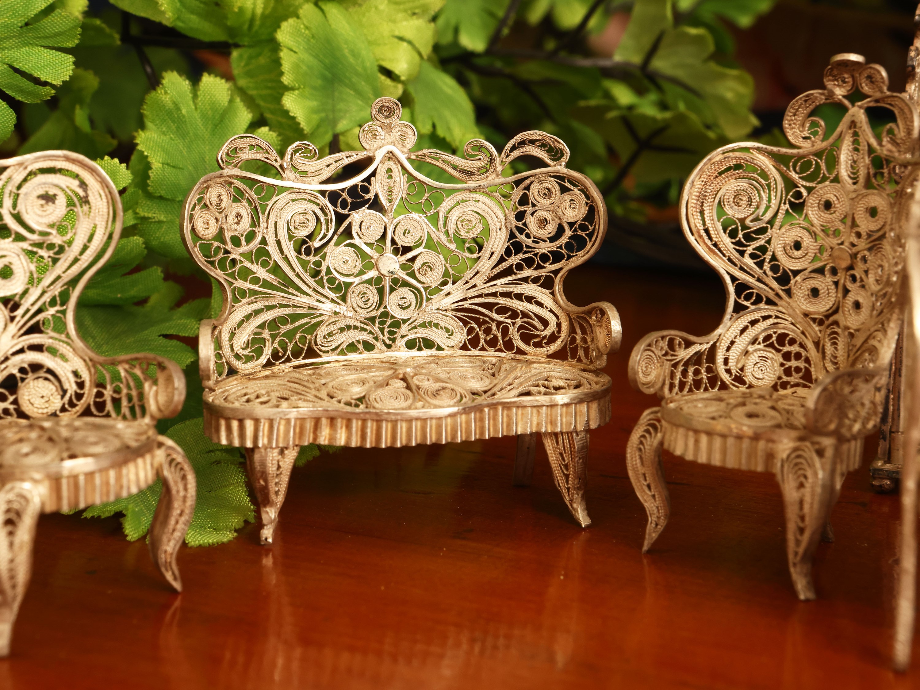 Salotto in miniatura in filigrana d'argento