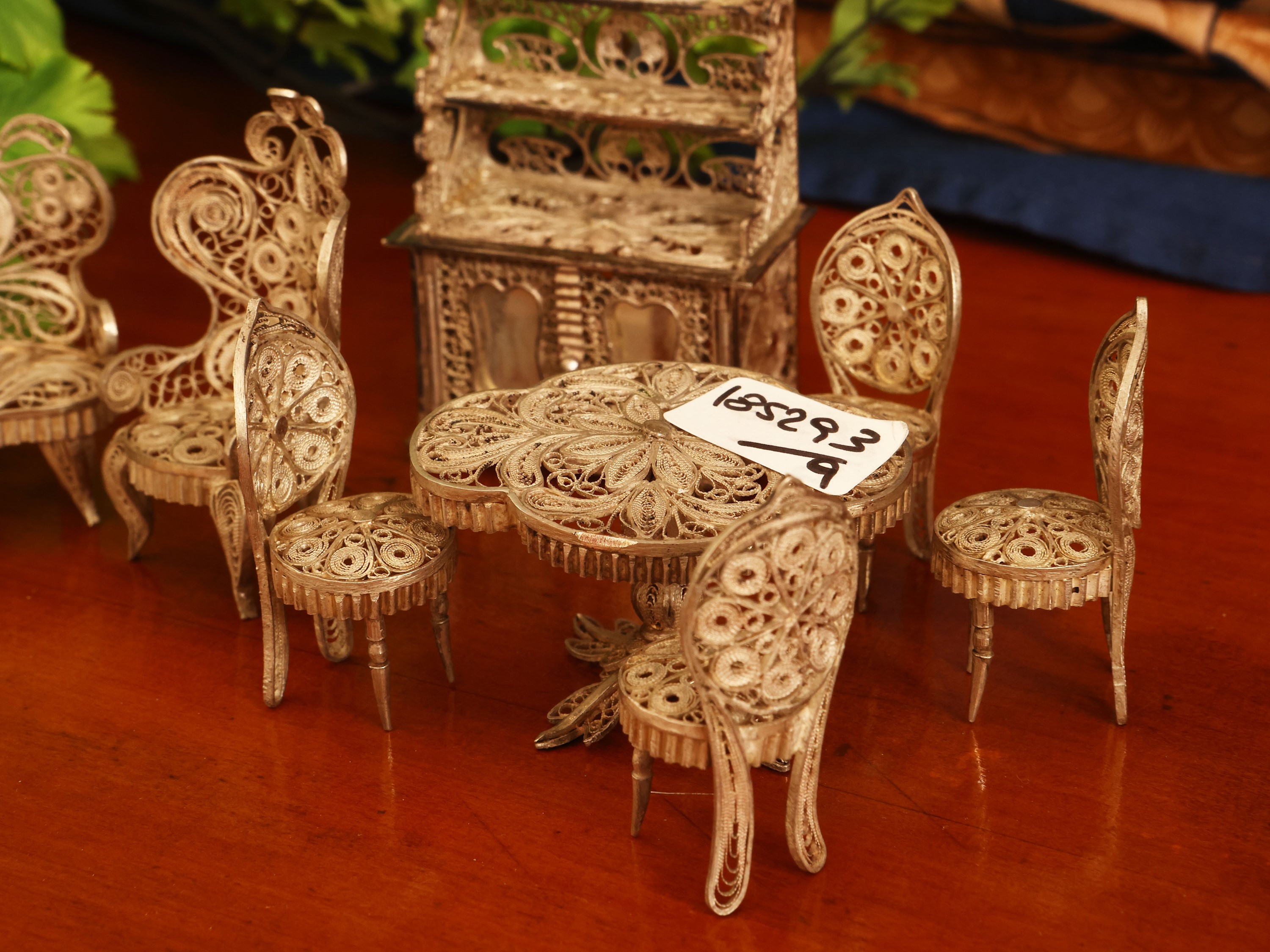 Salotto in miniatura in filigrana d'argento