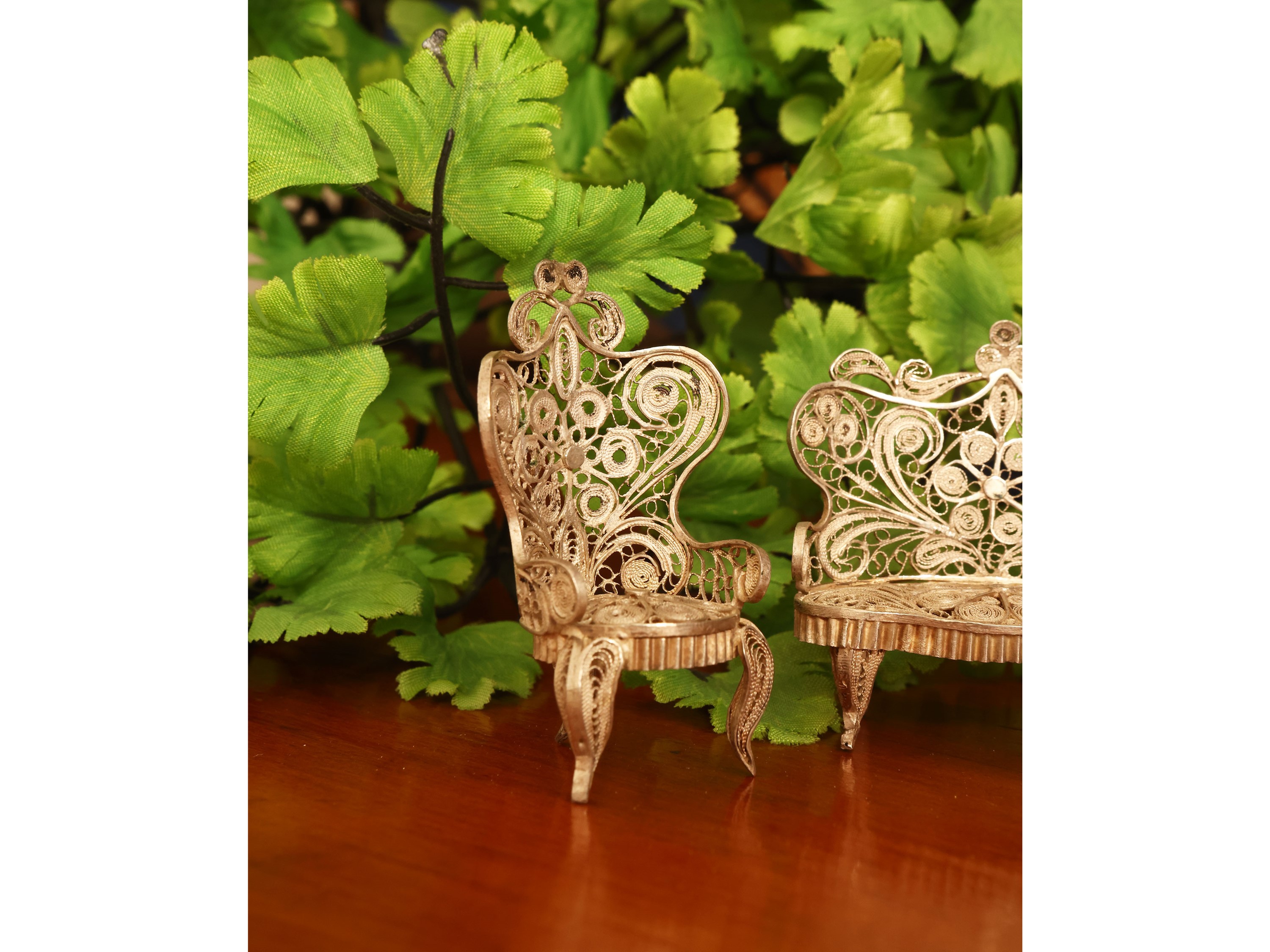 Salotto in miniatura in filigrana d'argento