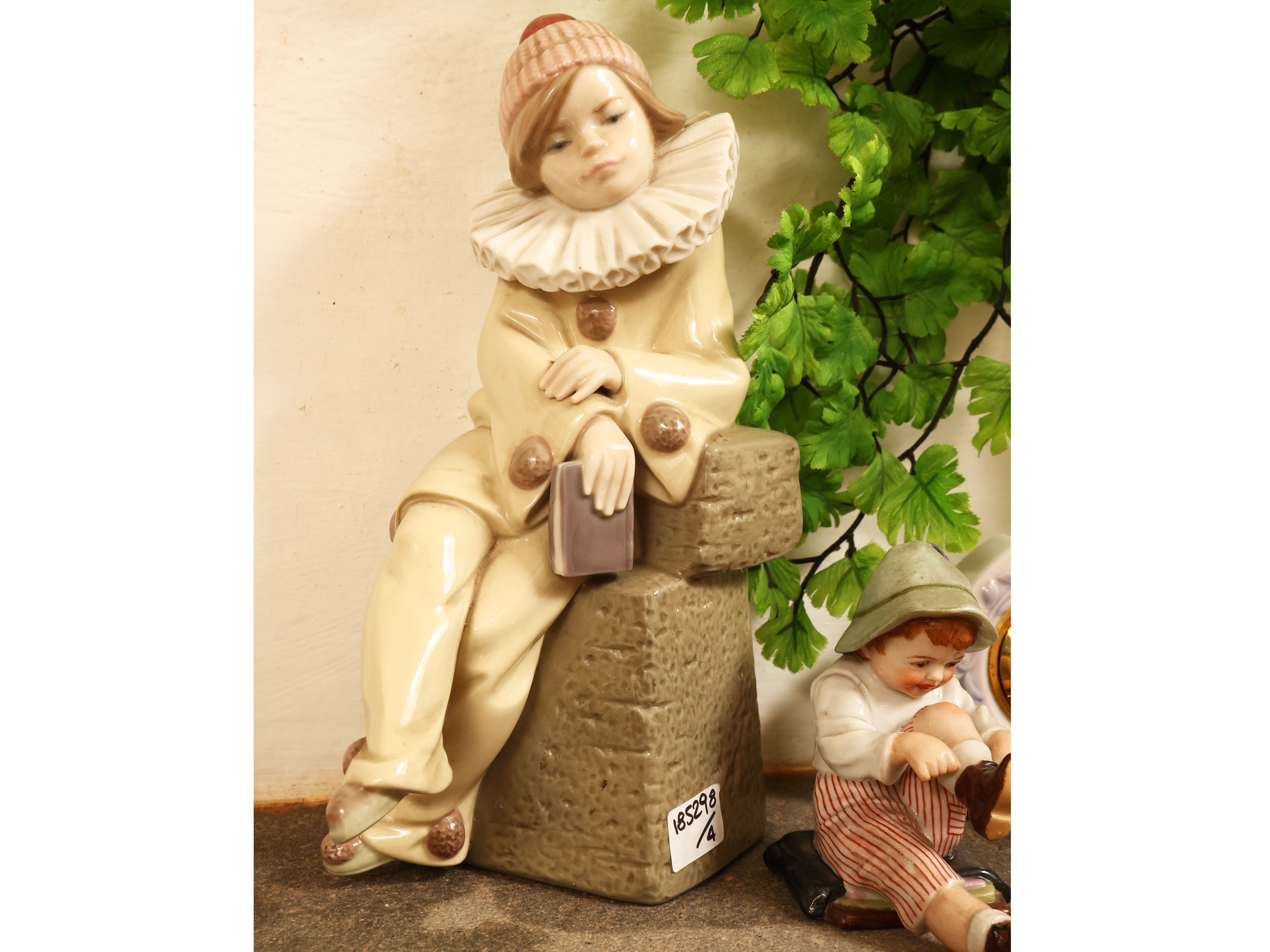 Collezione di quattro figure in porcellana, inclusi gruppi Lladrò