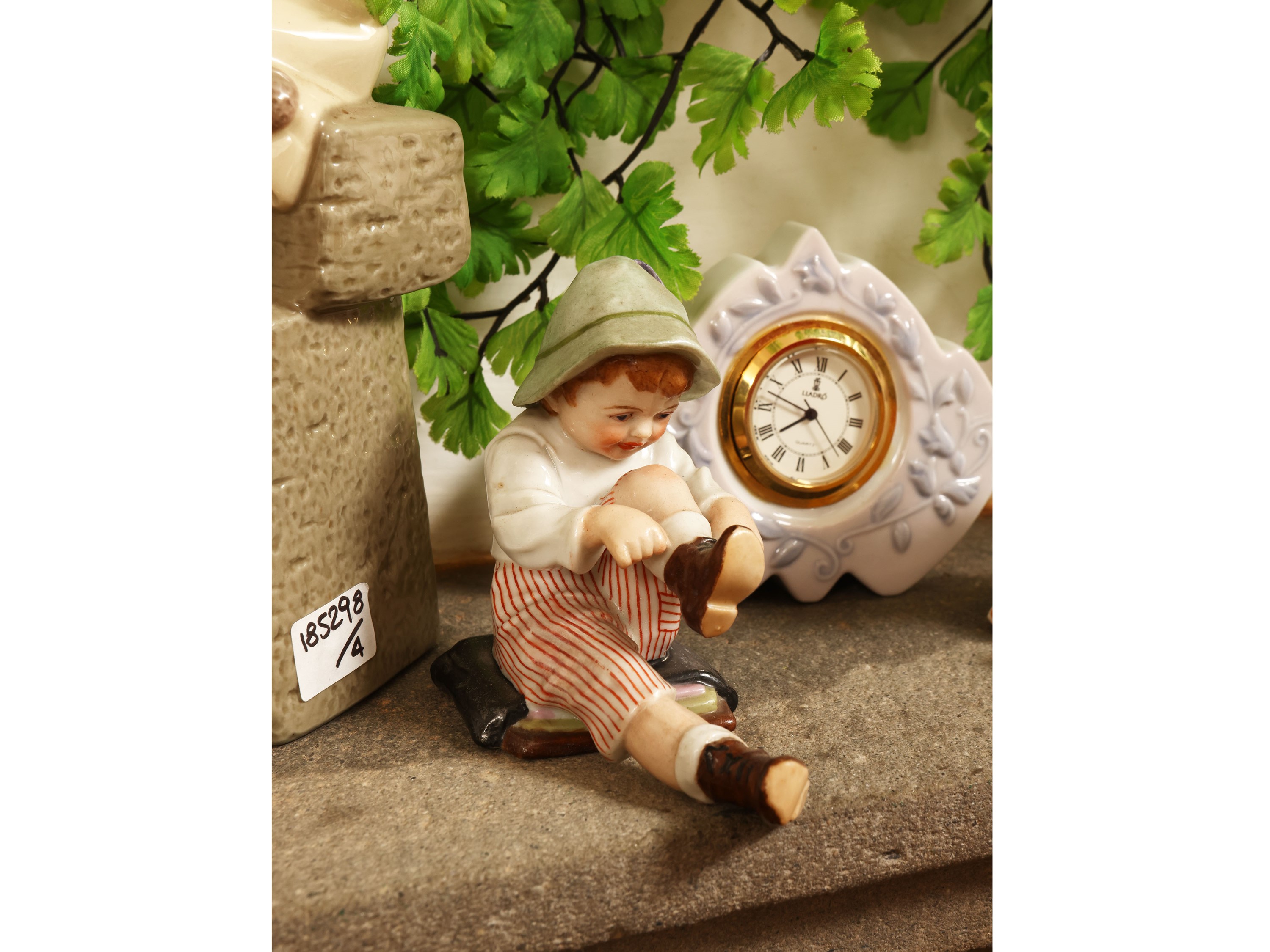 Collezione di quattro figure in porcellana, inclusi gruppi Lladrò