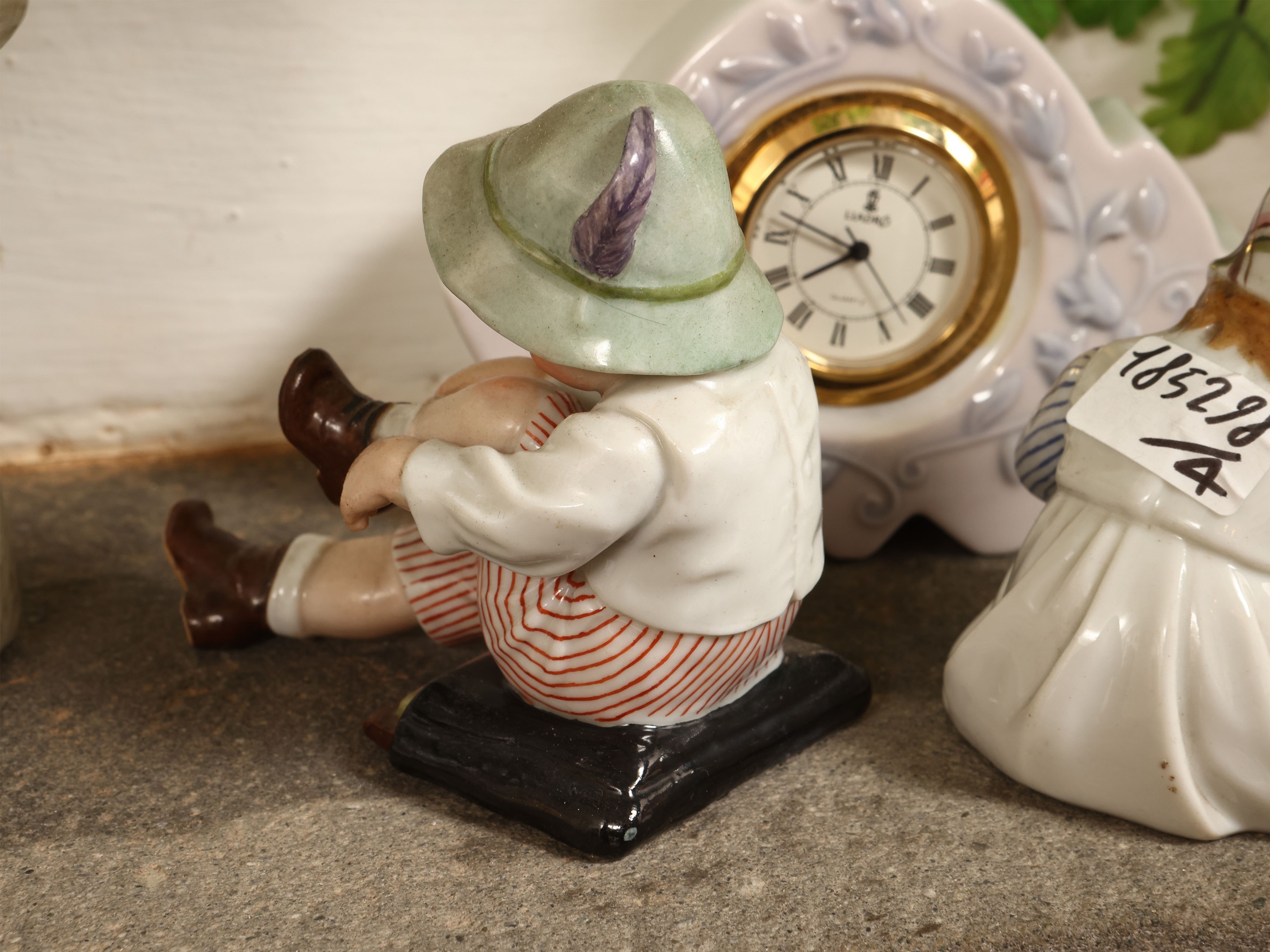 Collezione di quattro figure in porcellana, inclusi gruppi Lladrò