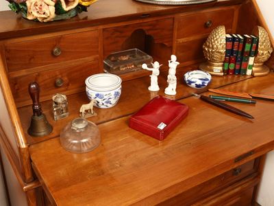 Collezione di accessori da scrivania con libri e fermalibri in legno dorato