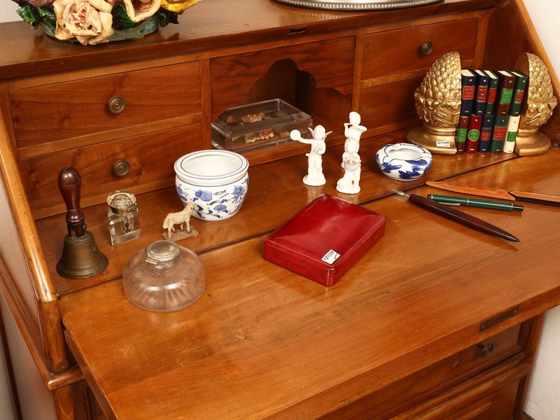 Collezione di accessori da scrivania con libri e fermalibri in legno dorato