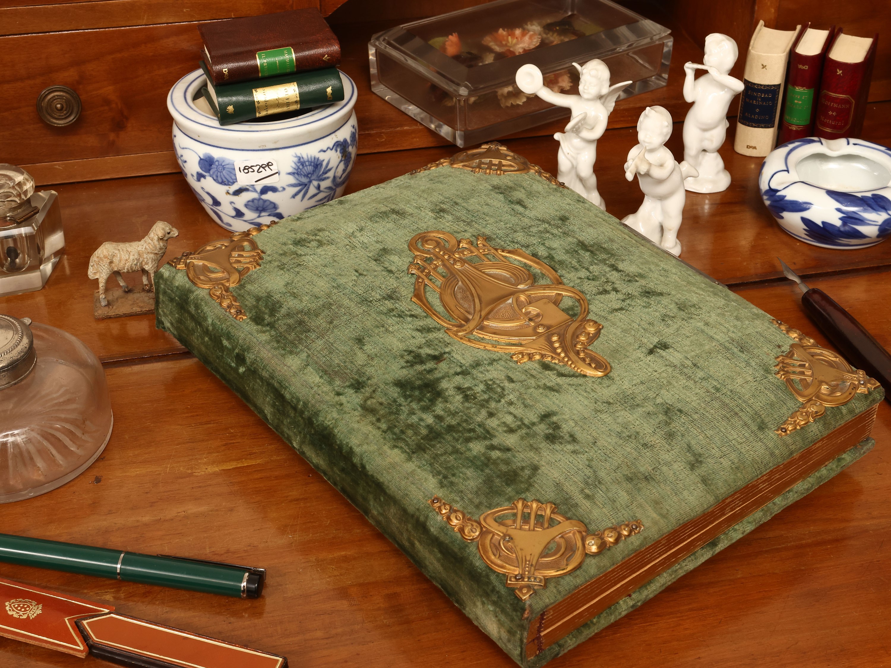 Collezione di accessori da scrivania con libri e fermalibri in legno dorato