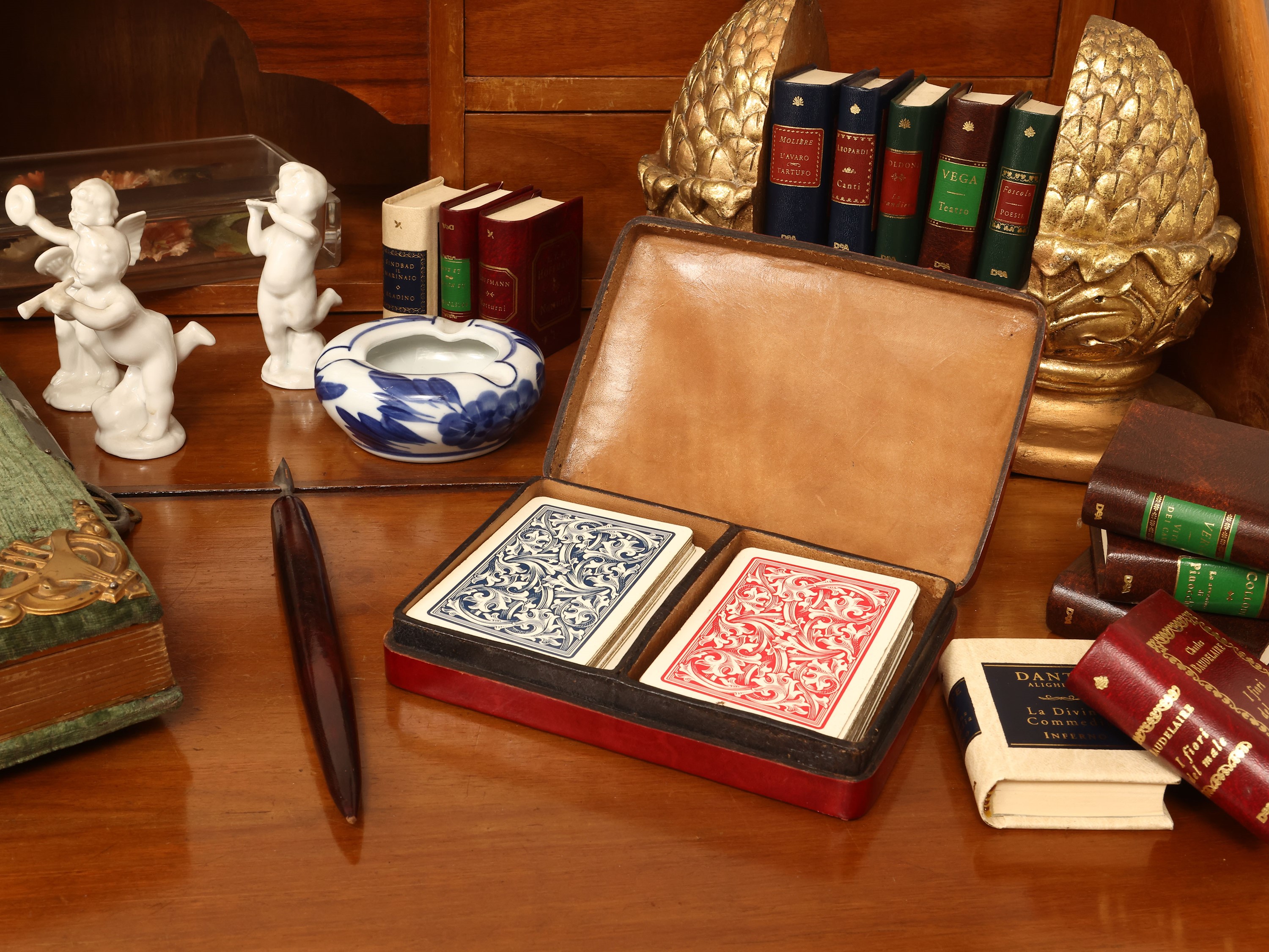 Collezione di accessori da scrivania con libri e fermalibri in legno dorato
