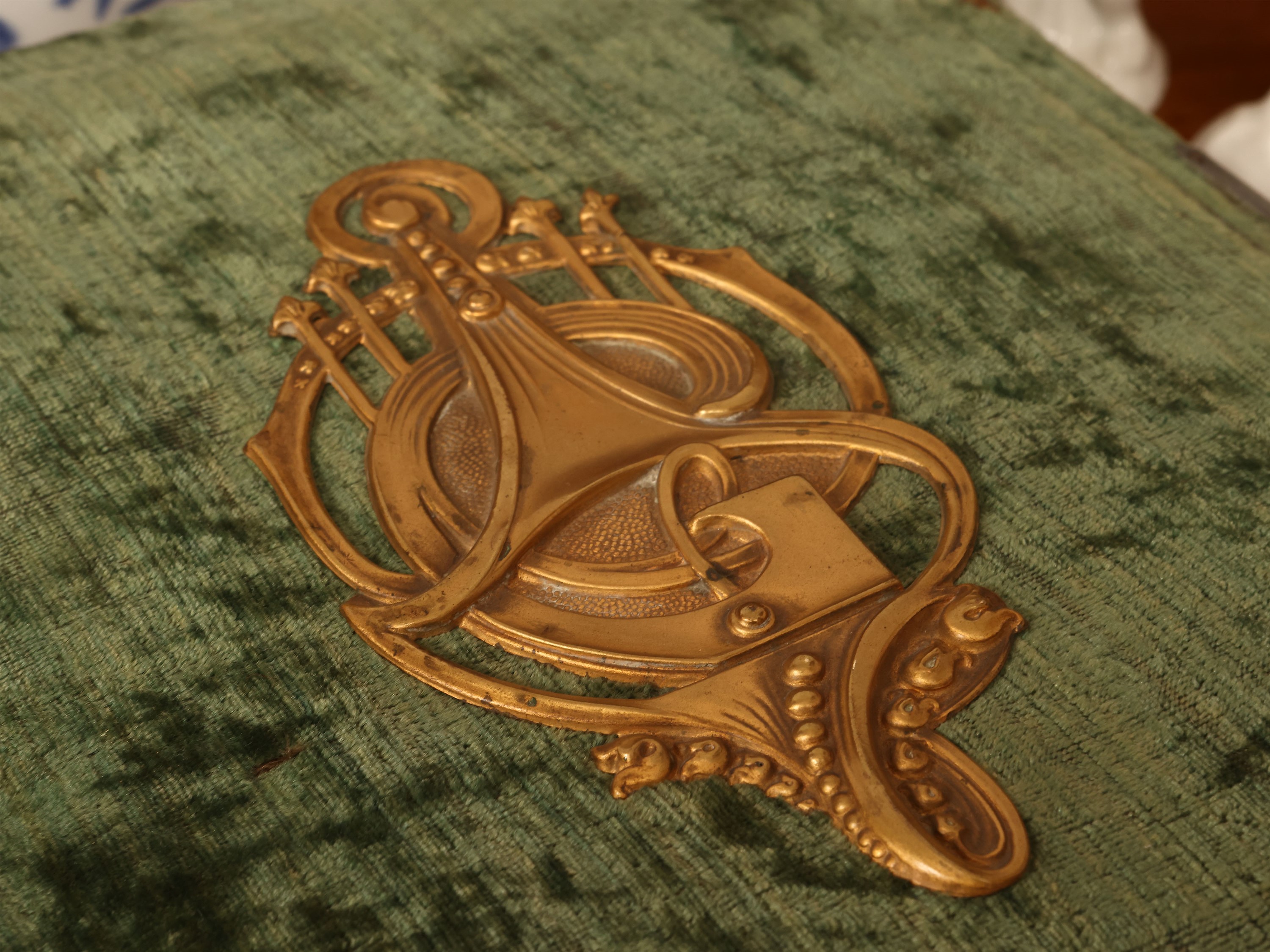 Collezione di accessori da scrivania con libri e fermalibri in legno dorato