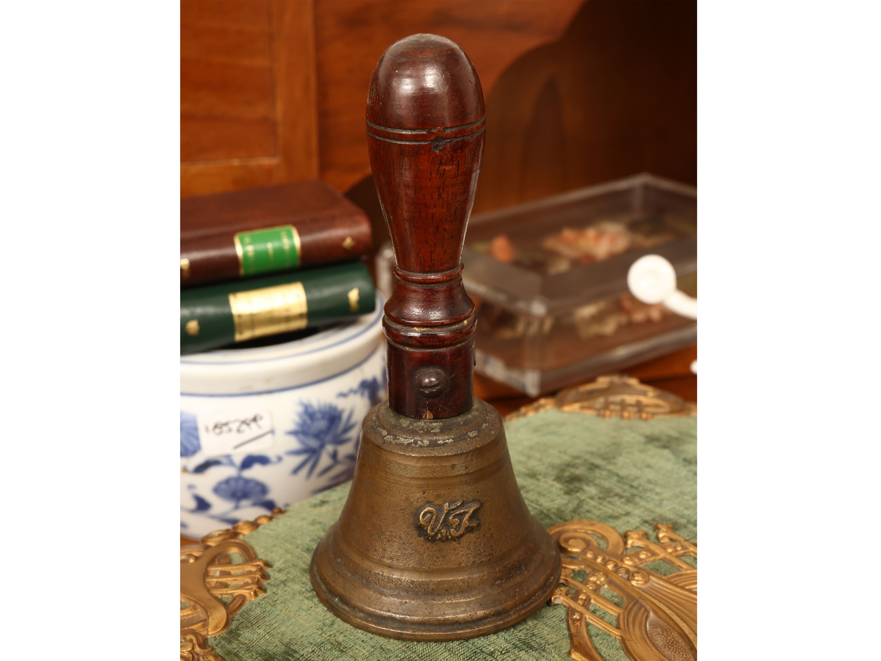 Collezione di accessori da scrivania con libri e fermalibri in legno dorato