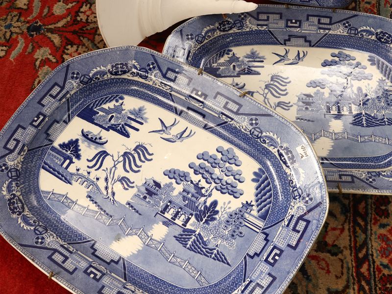 Set di tre vassoi in terraglia decorati in monocromia blu con motivo Willow, Inghilterra, XIX/XX ...