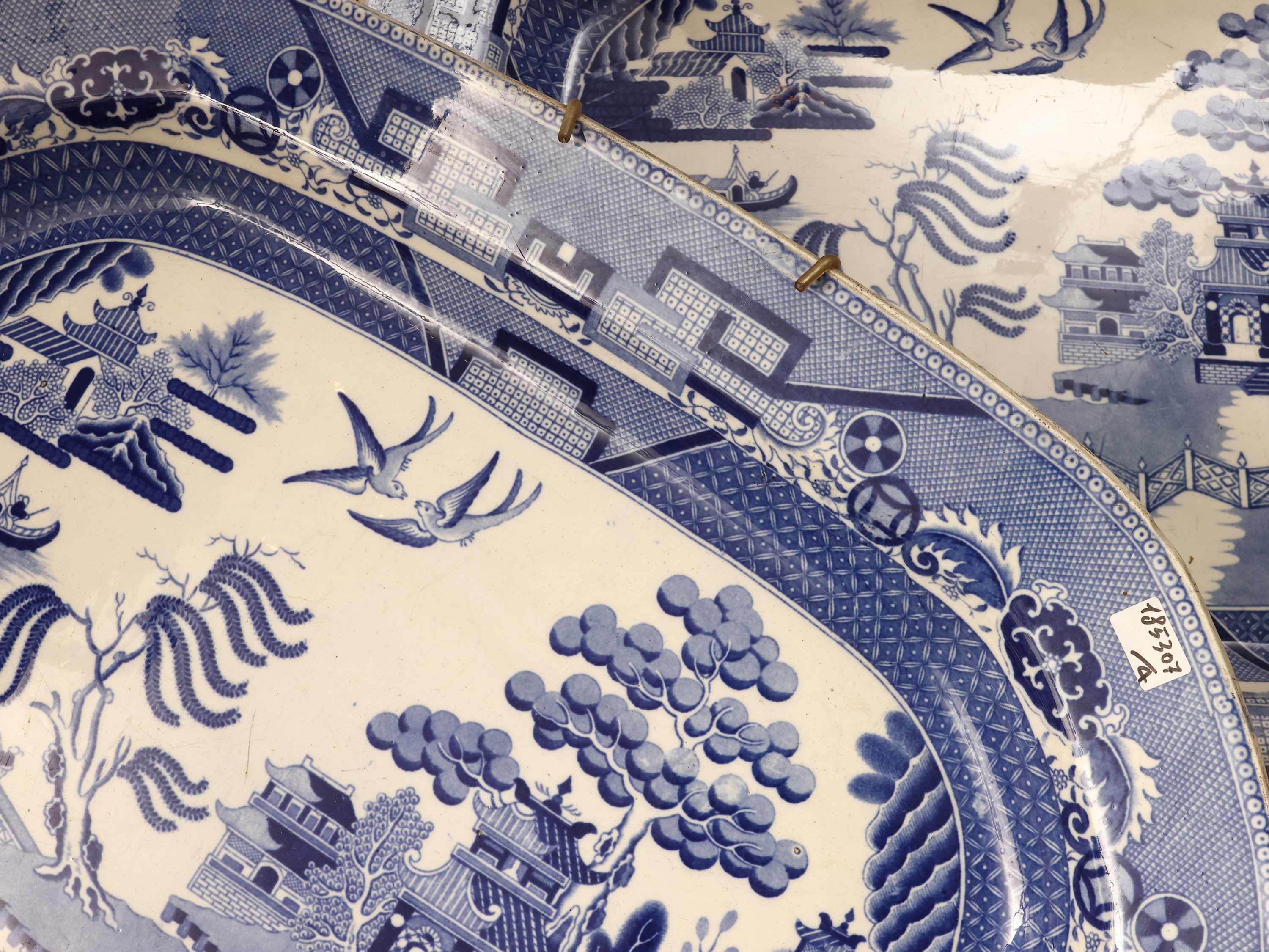 Set di tre vassoi in terraglia decorati in monocromia blu con motivo Willow, Inghilterra, XIX/XX ...